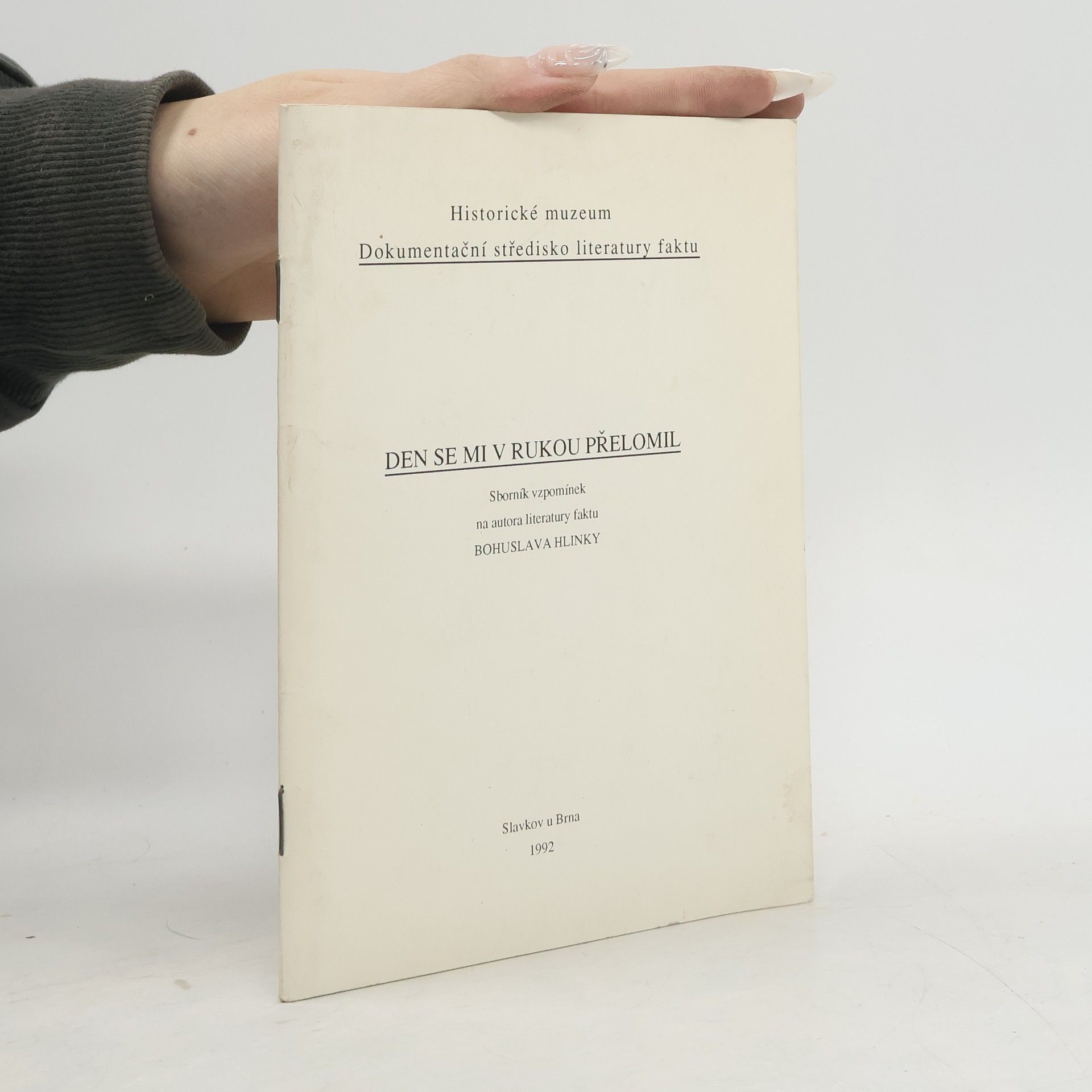 Den se mi v rukou přelomil