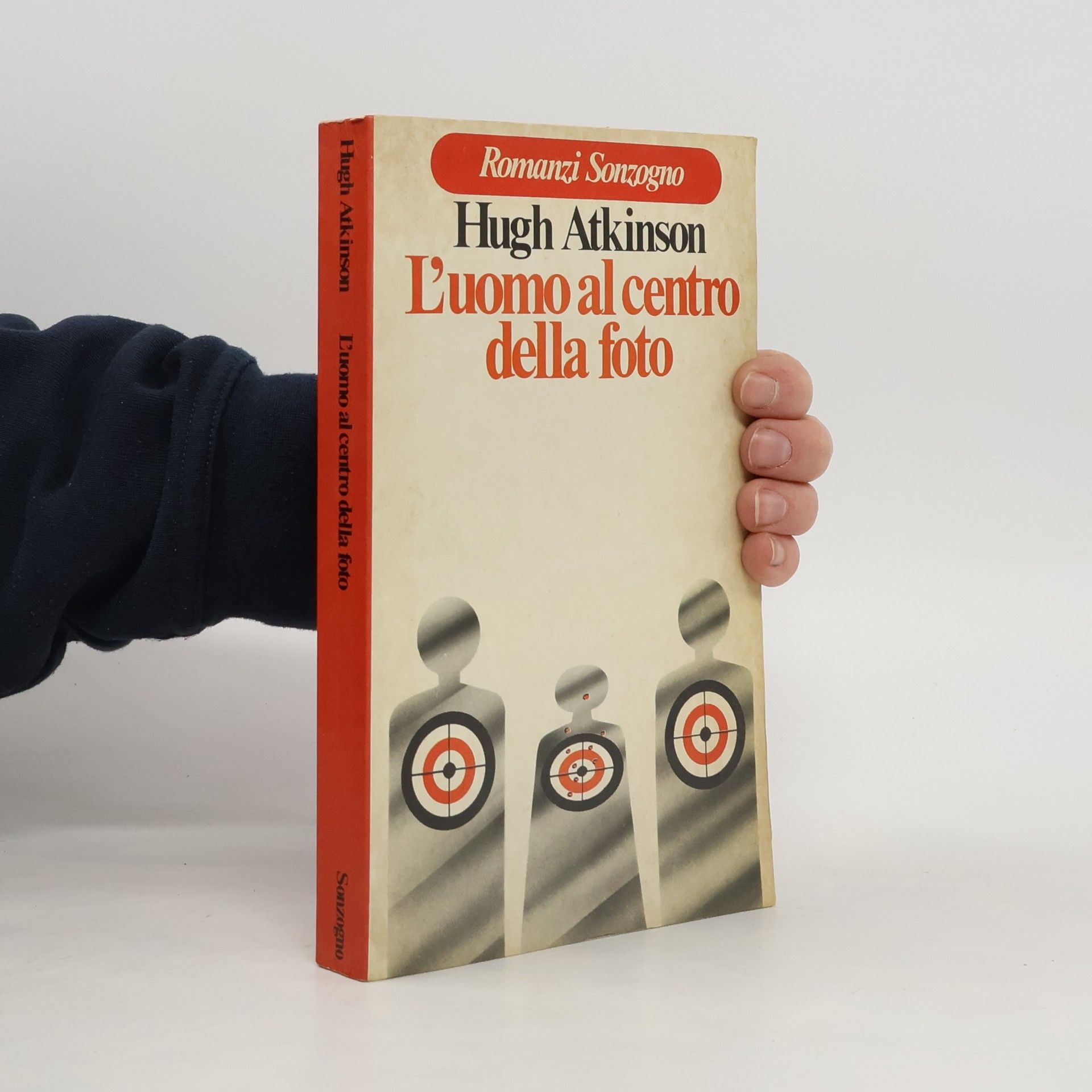 L'uomo al centro della foto