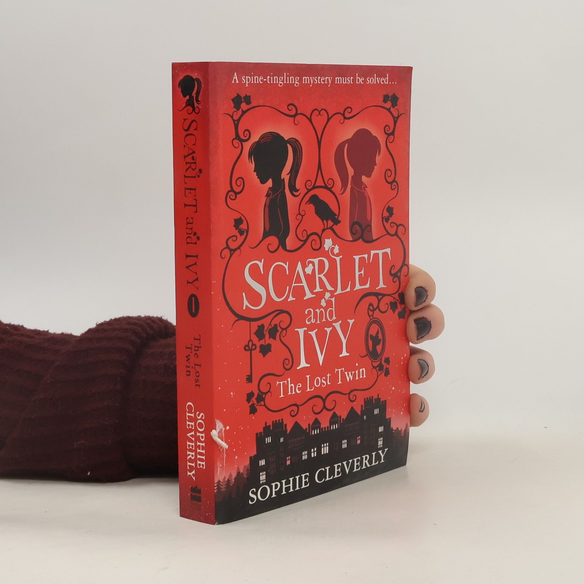 Scarlet and Ivy : the lost twin