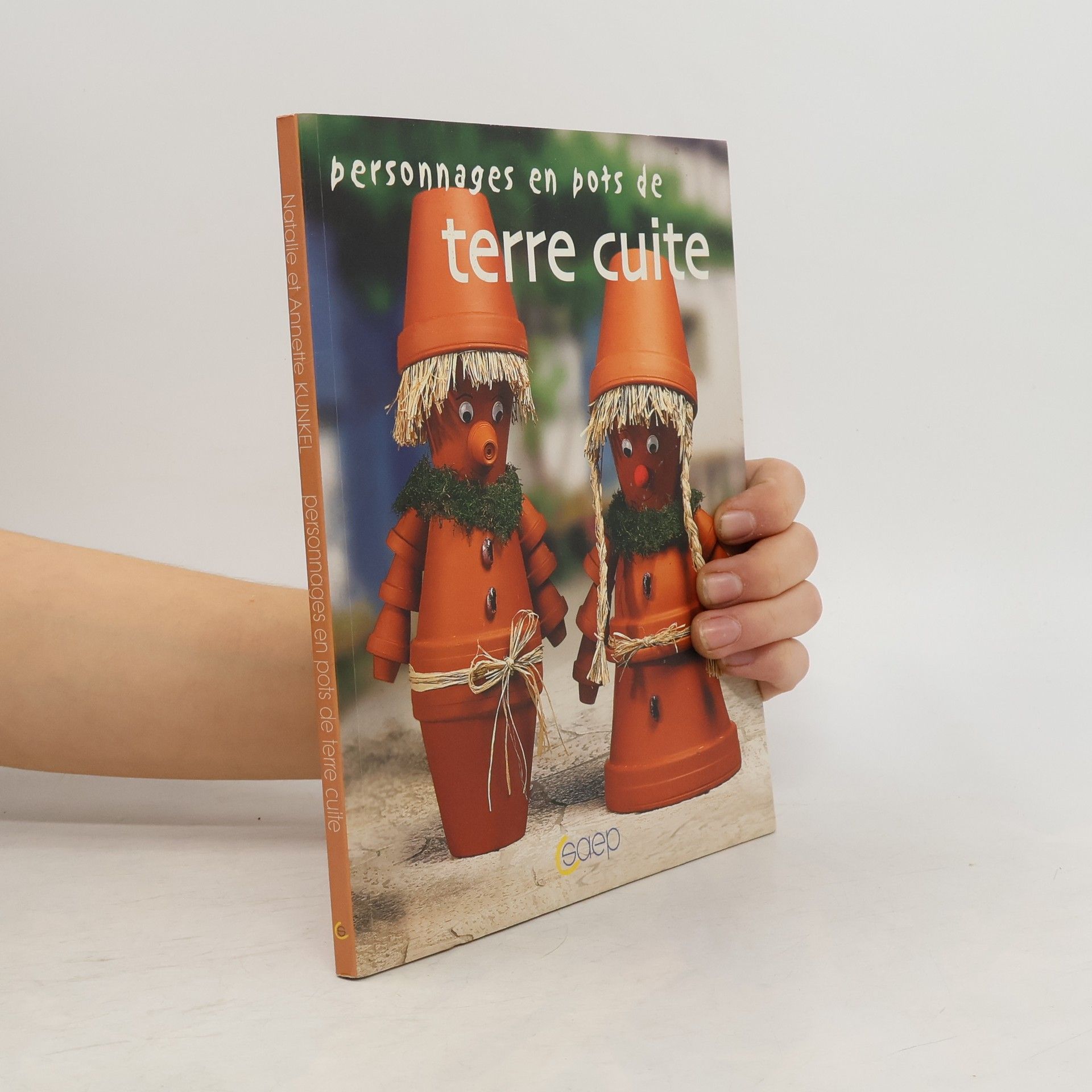 Personnages en pots de terre cuite