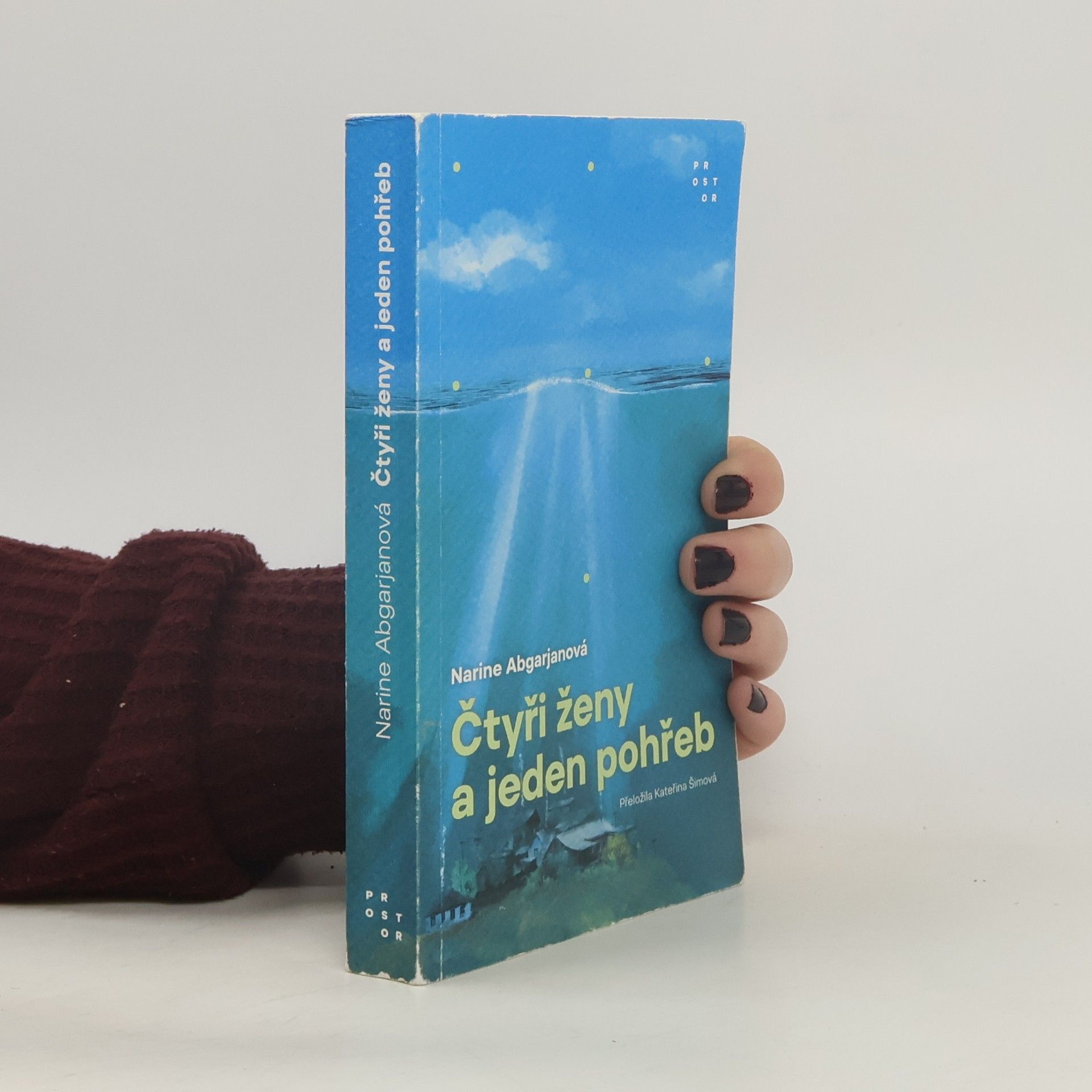 Narinè Abgarjan Čtyři ženy a jeden pohřeb