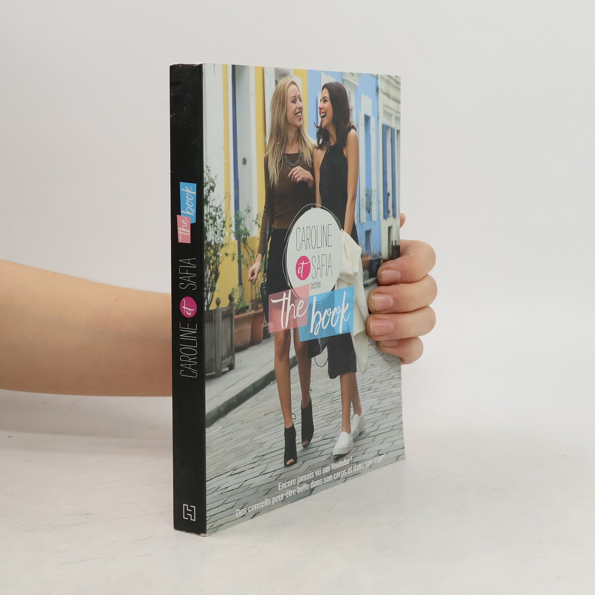 AA.VV. Caroline et Safia, the book