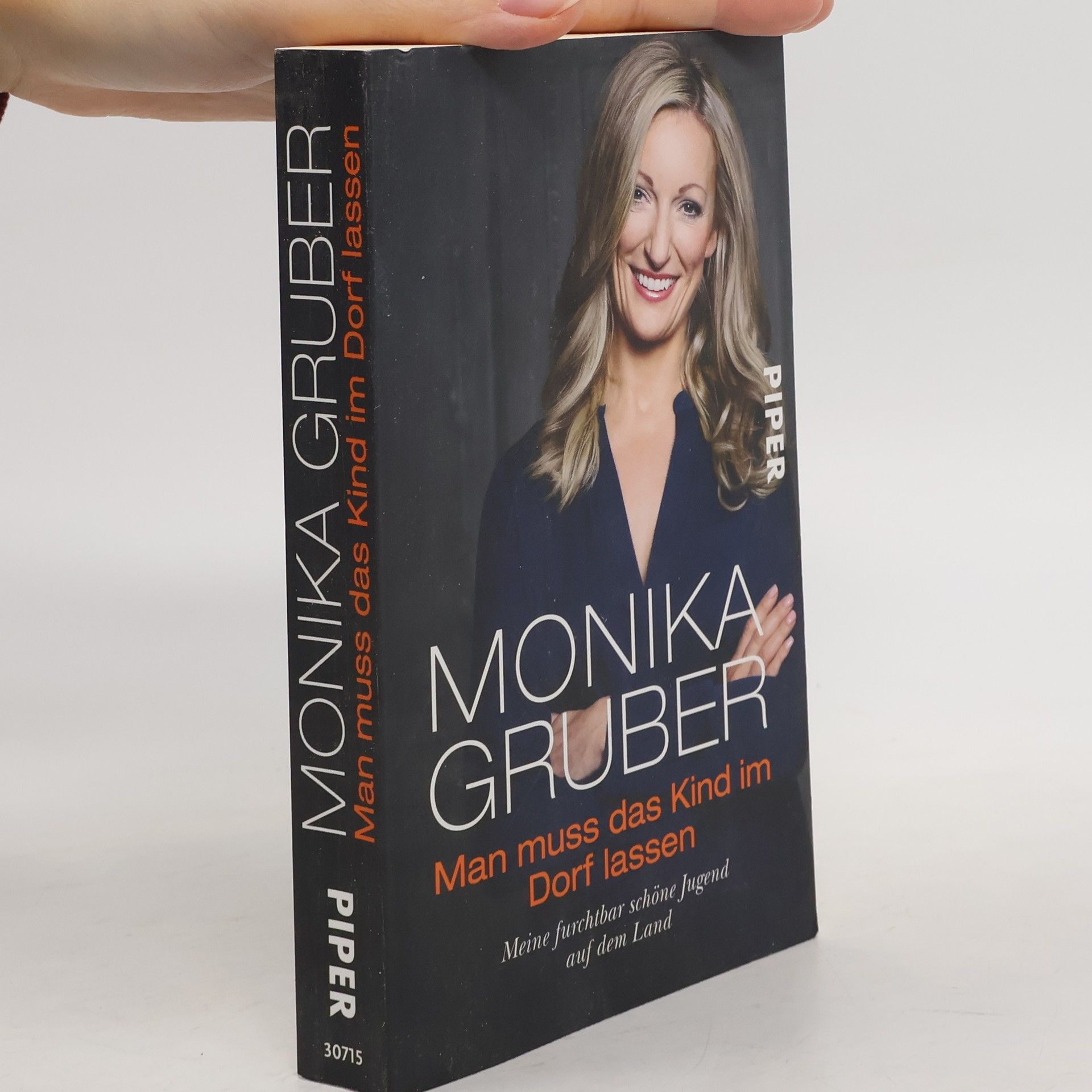 Monika Gruber Man muss das Kind im Dorf lassen