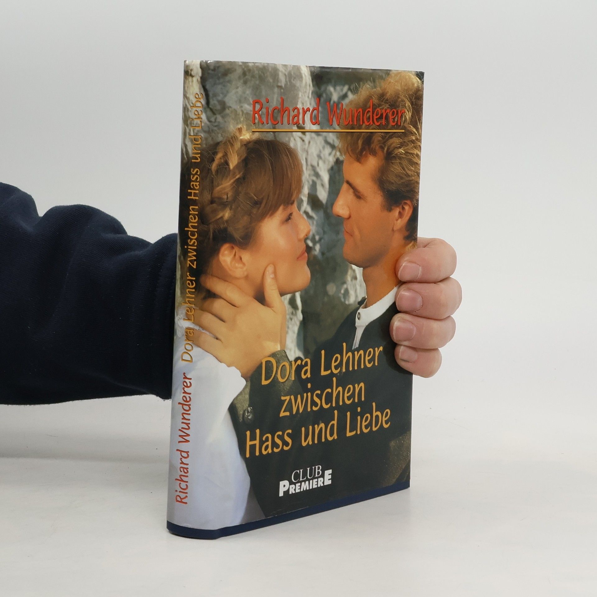 Dora lehner zwischen Hass und Liebe