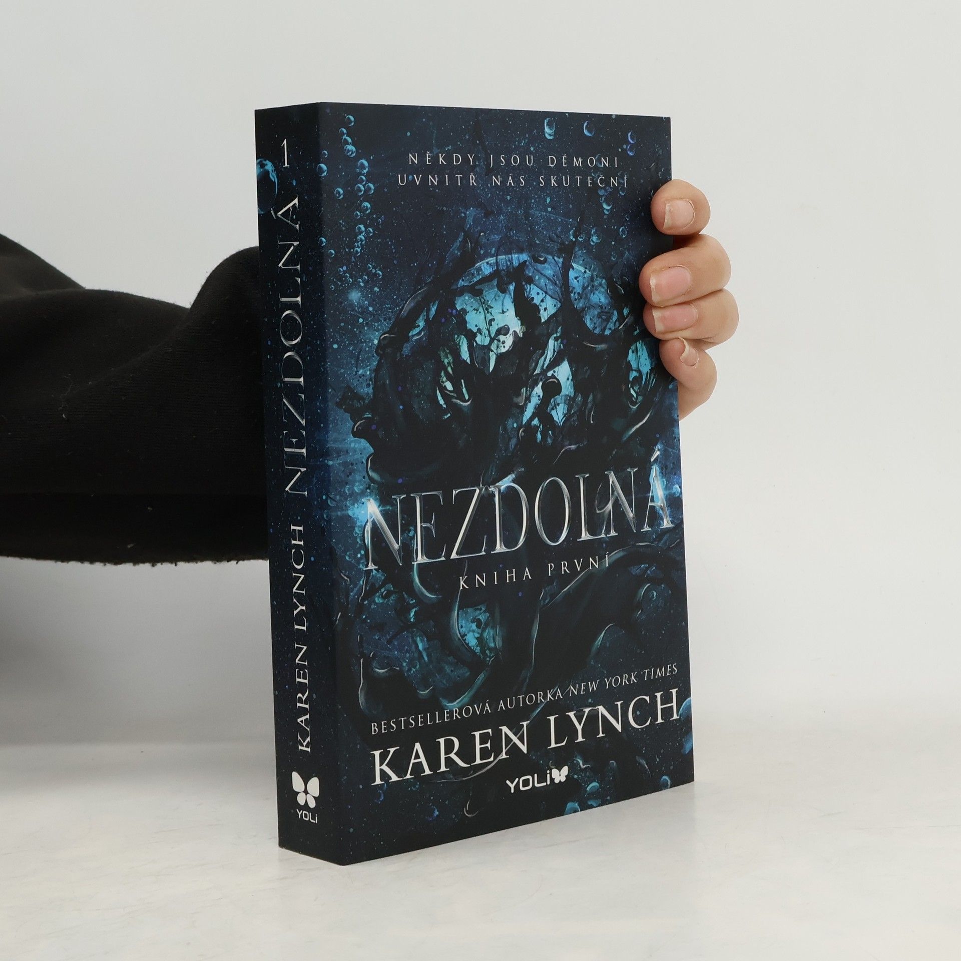 Karen Karen A. Lynch Nezdolná. Kniha první