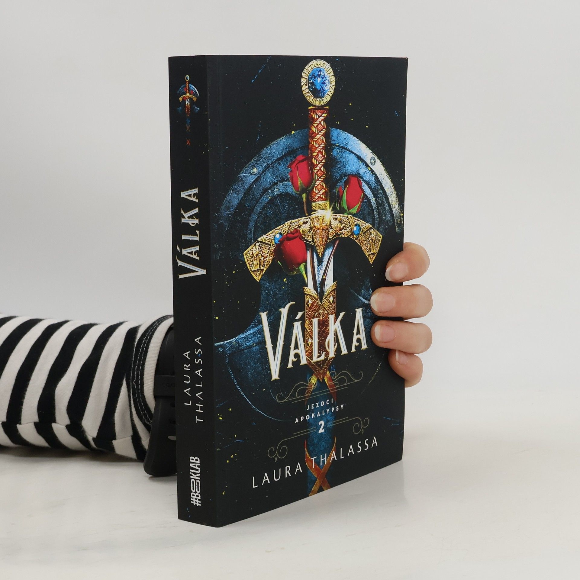 Laura Thalassa Válka