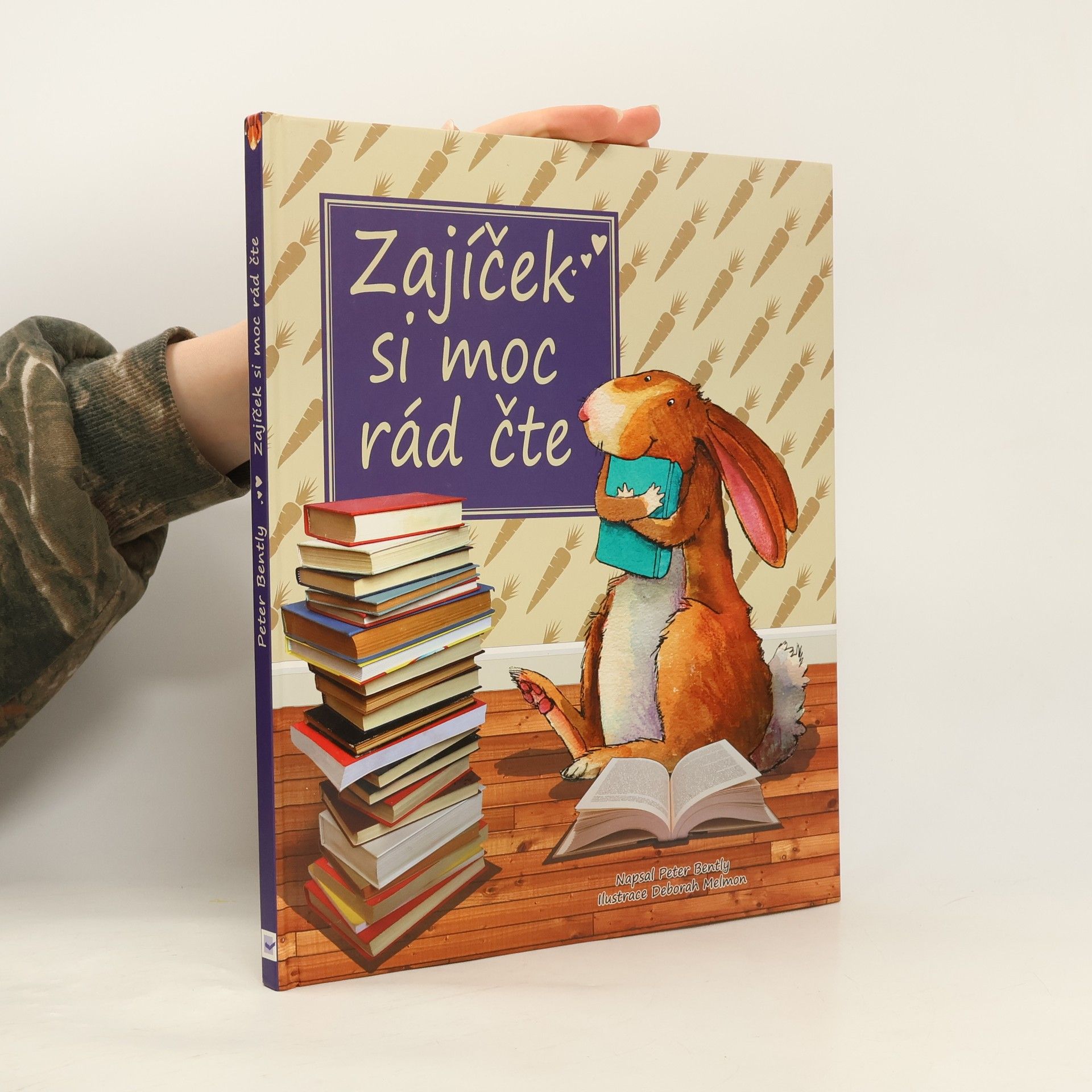 Peter Bently Zajíček si moc rád čte