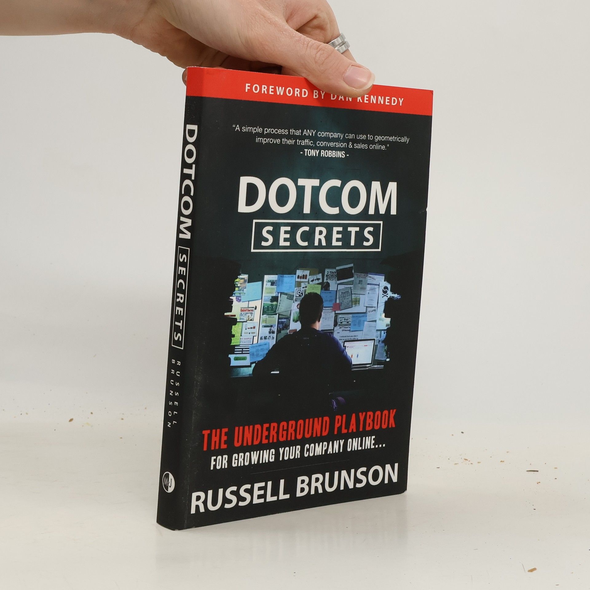 Russell Brunson Dotcom secrets. The underground playbook for growing your company online