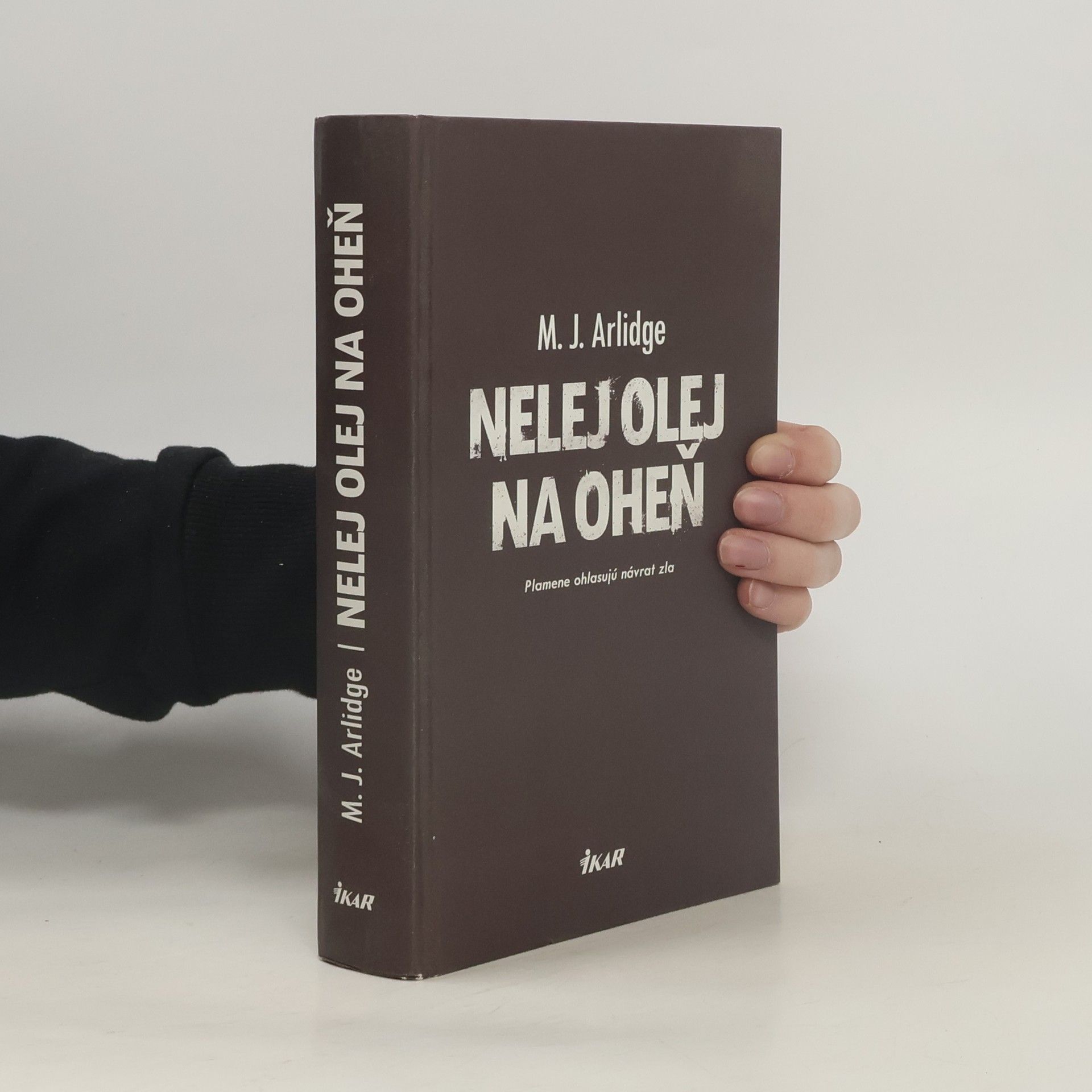 M. J. Arlidge Nelej olej na oheň