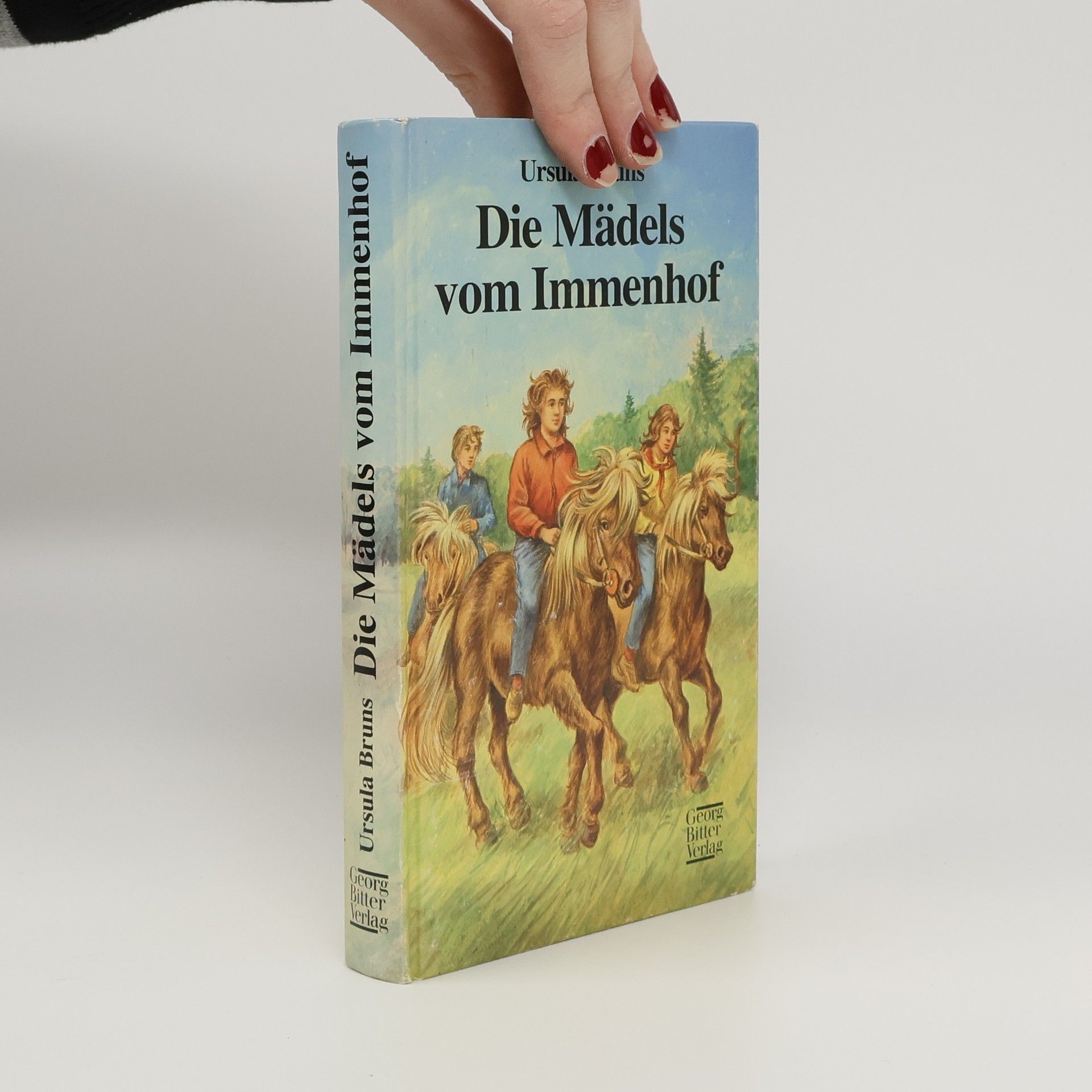 Die Mädels vom Immenhof. Die Geschichte zweier handfester Mädchen und eines Jungen, aus dem auch noch etwas wurde. Neuaufl. d. Titels 'Dick und Dalli und die Ponies' von 1952