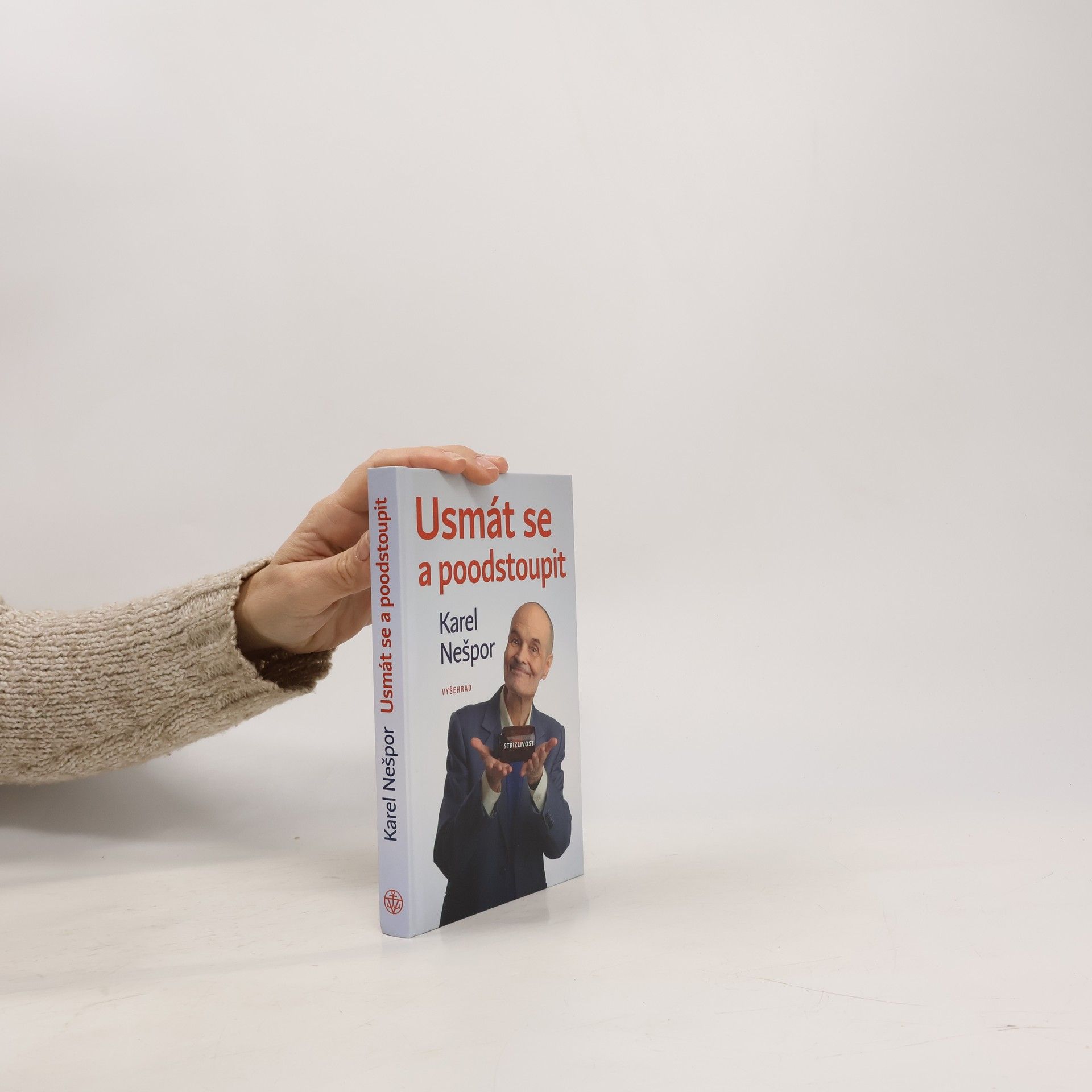 Usmát se a poodstoupit