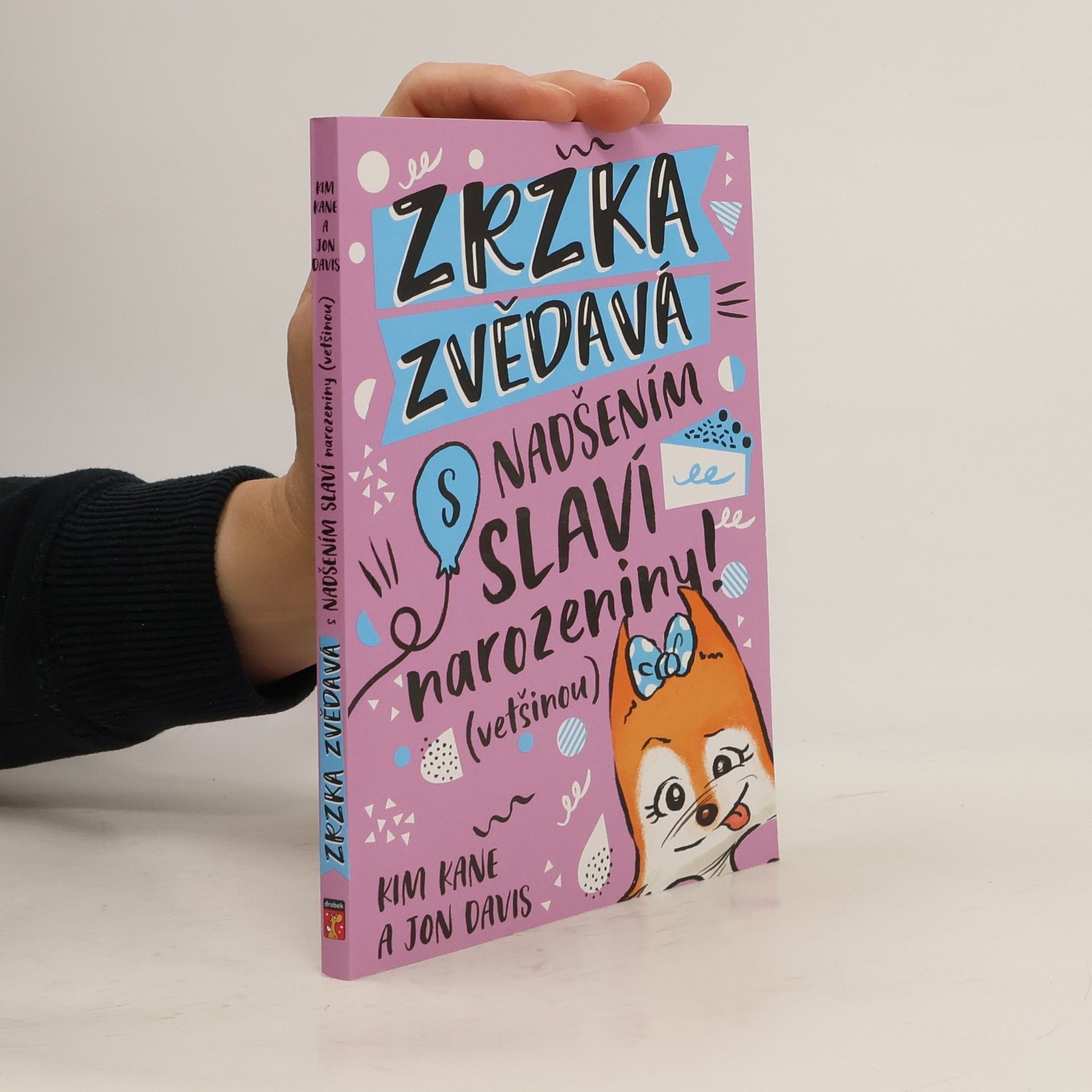 Kim Kane Zrzka Zvědavá s nadšením slaví narozeniny (většinou)