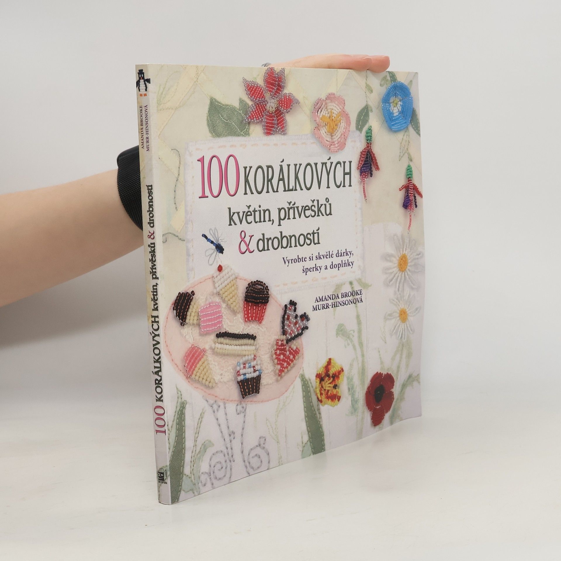 100 korálkových květin, přívěsků a drobností