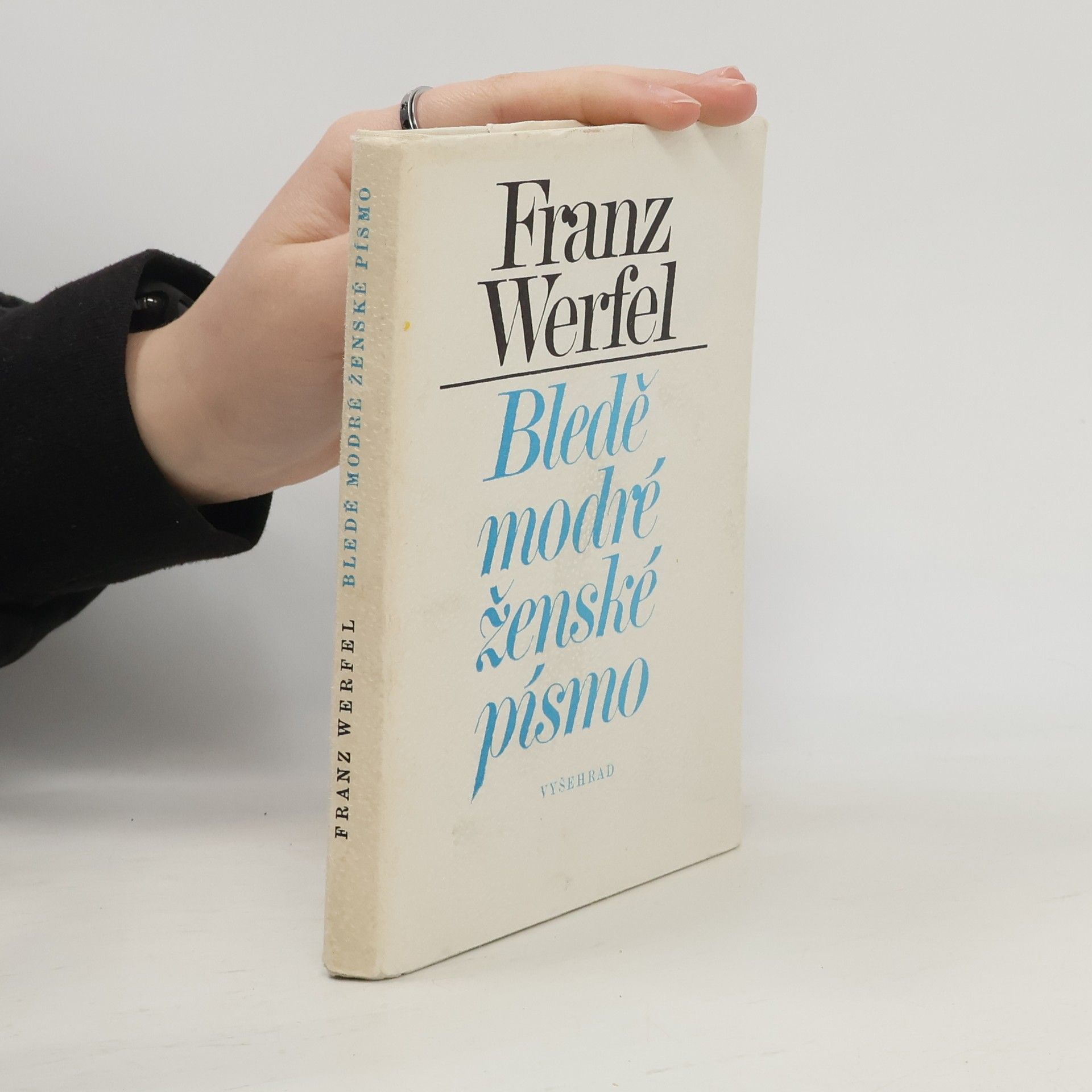 Bledě modré ženské písmo