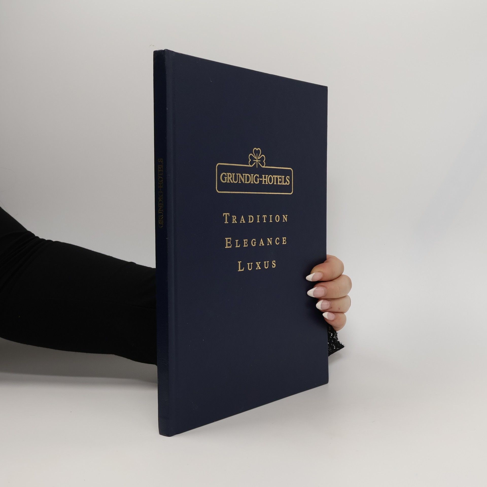 AA.VV. Tradition Elegance Luxus