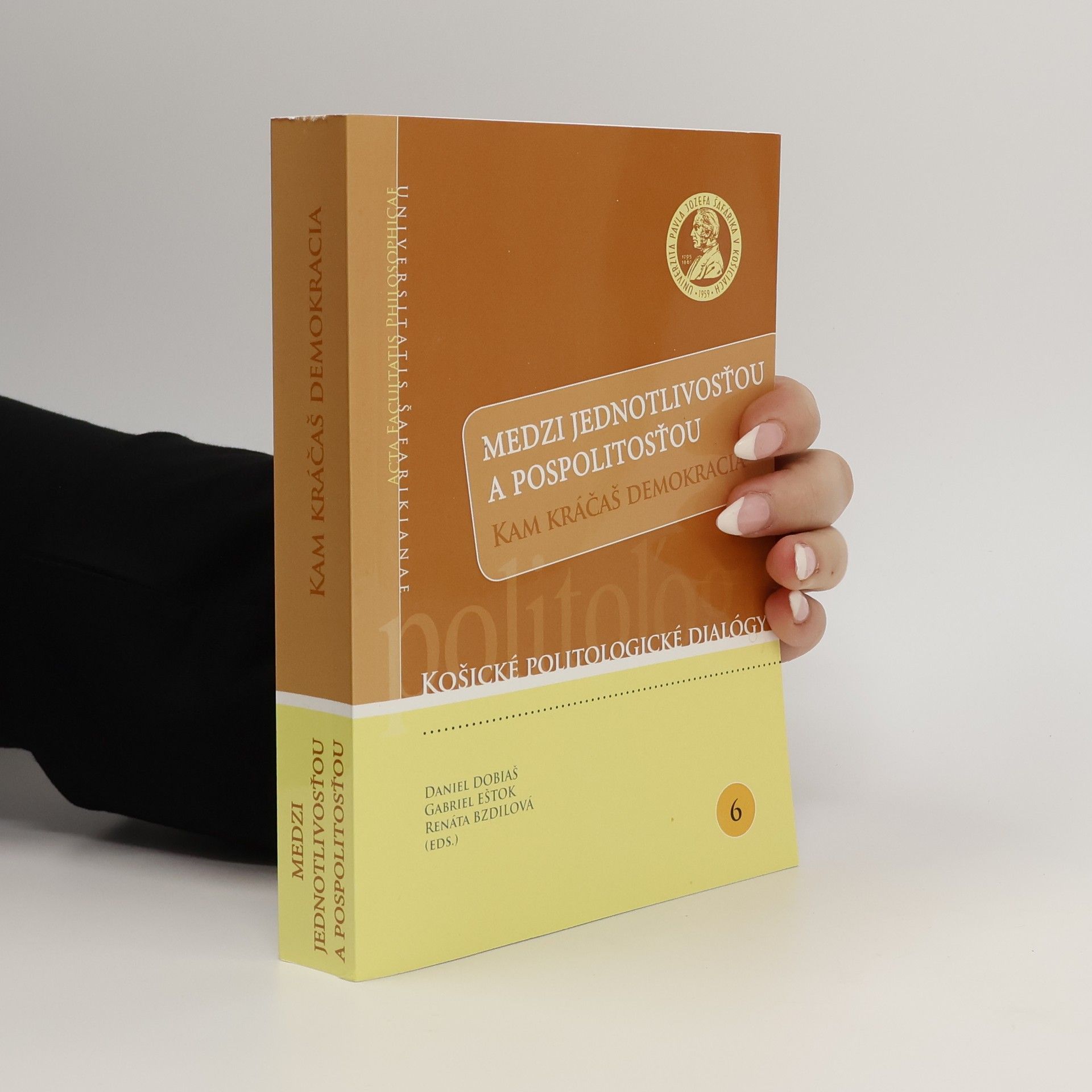 Medzi jednotlivosťou a pospolitosťou : kam kráčáš demokracia