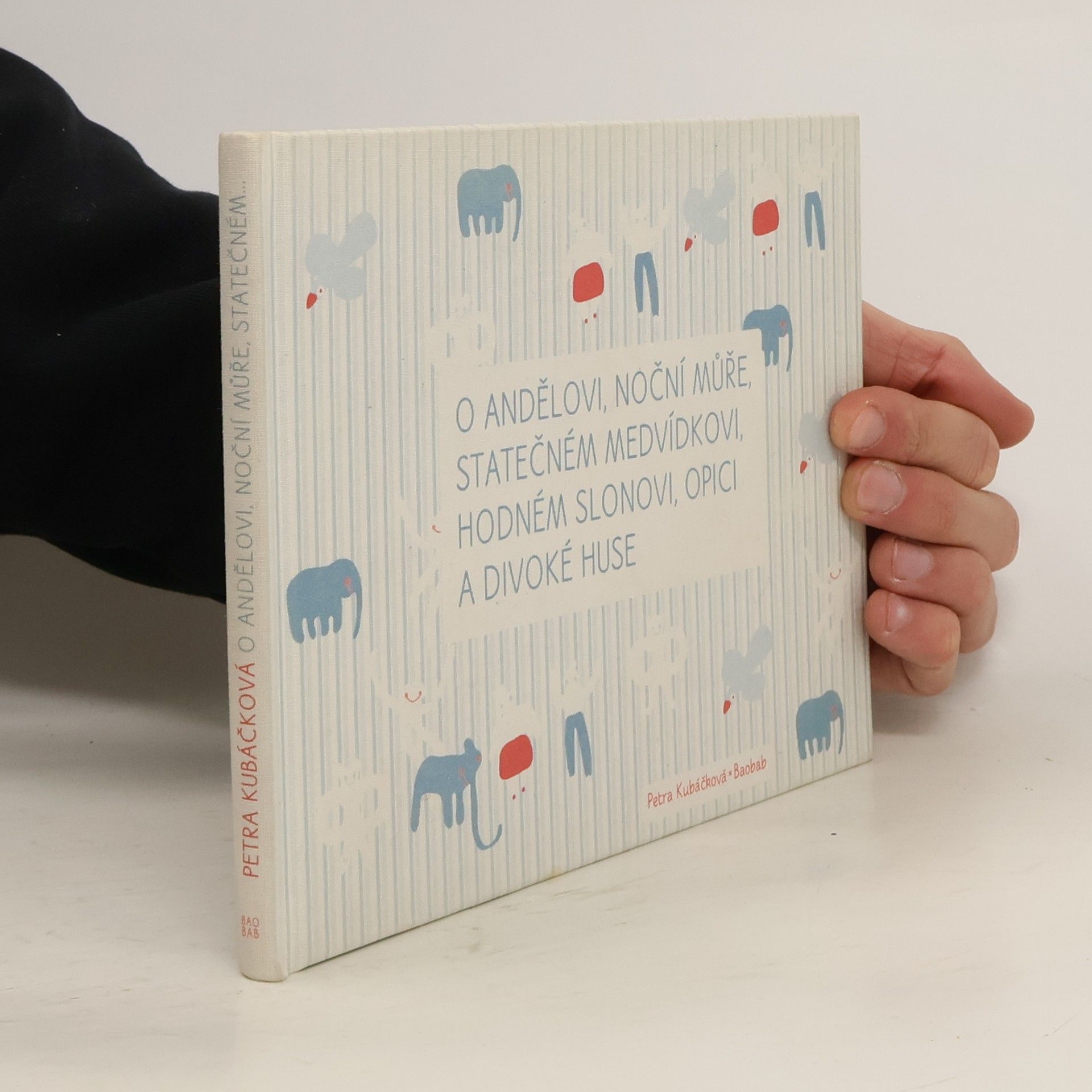 O andělovi, noční můře, statečném medvídkovi, hodném slonovi, opici a divoké huse
