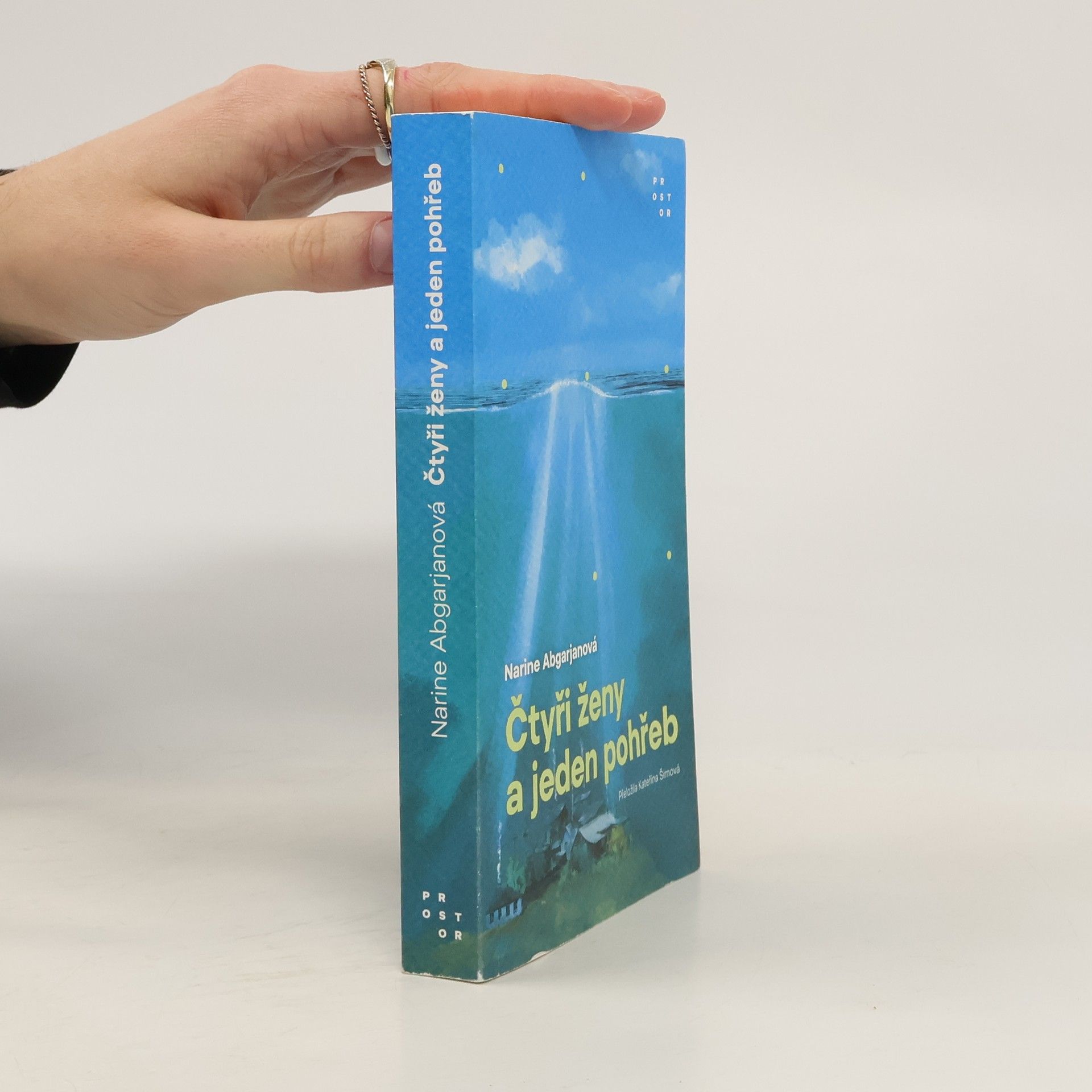 Narine Abgarjan Čtyři ženy a jeden pohřeb