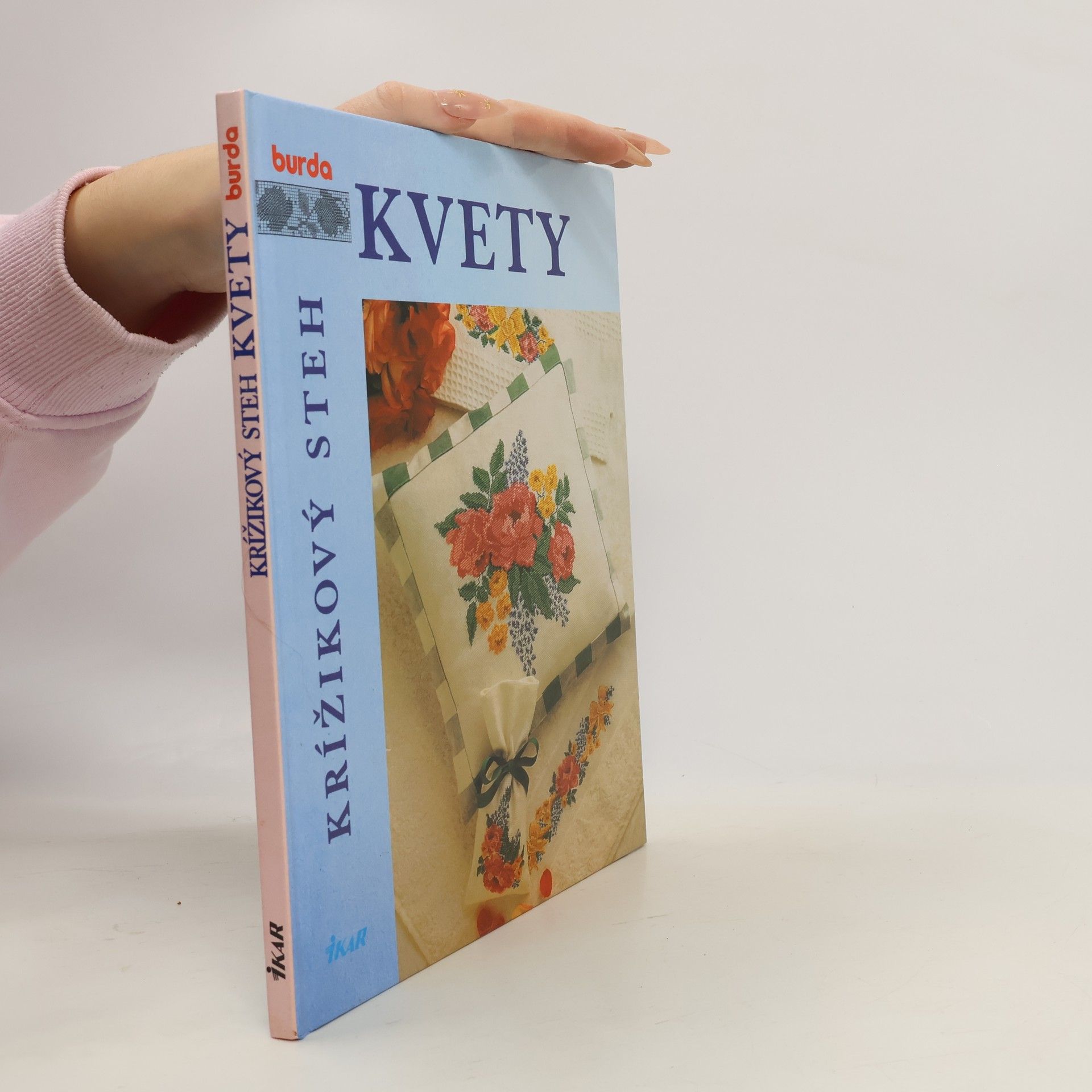 Autorenkollektiv Krížikový steh. Kvety