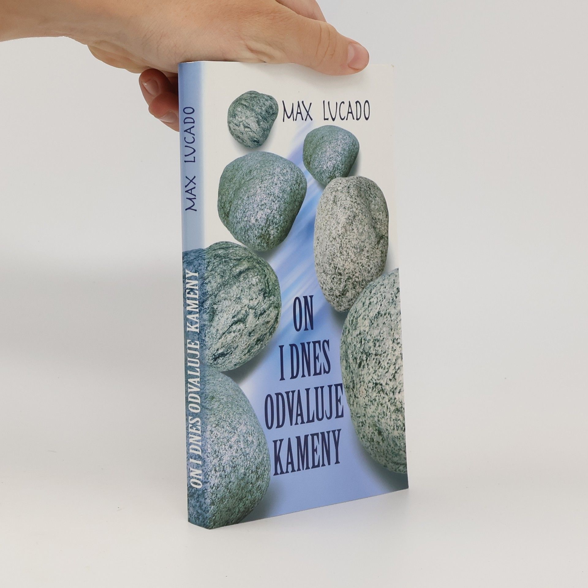 Max Lucado On i dnes odvaluje kameny