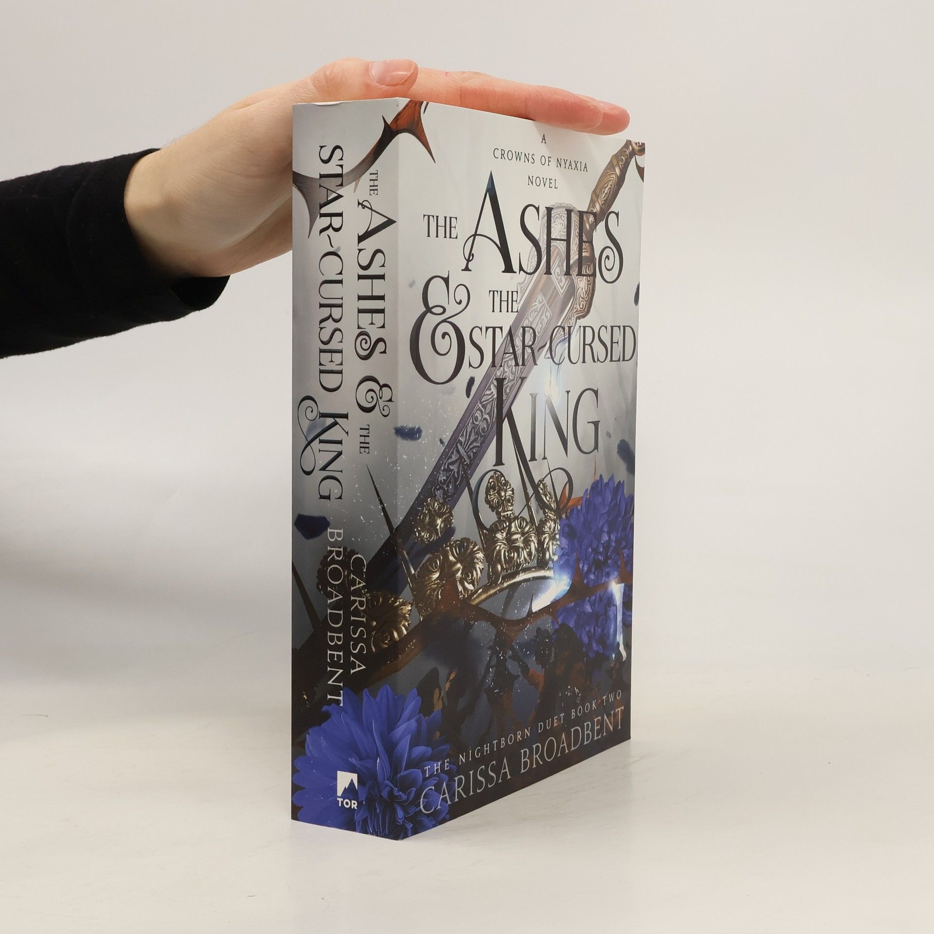 Carissa Broadbent Crowns of Nyaxia 2. The Ashes and the Star-Cursed King