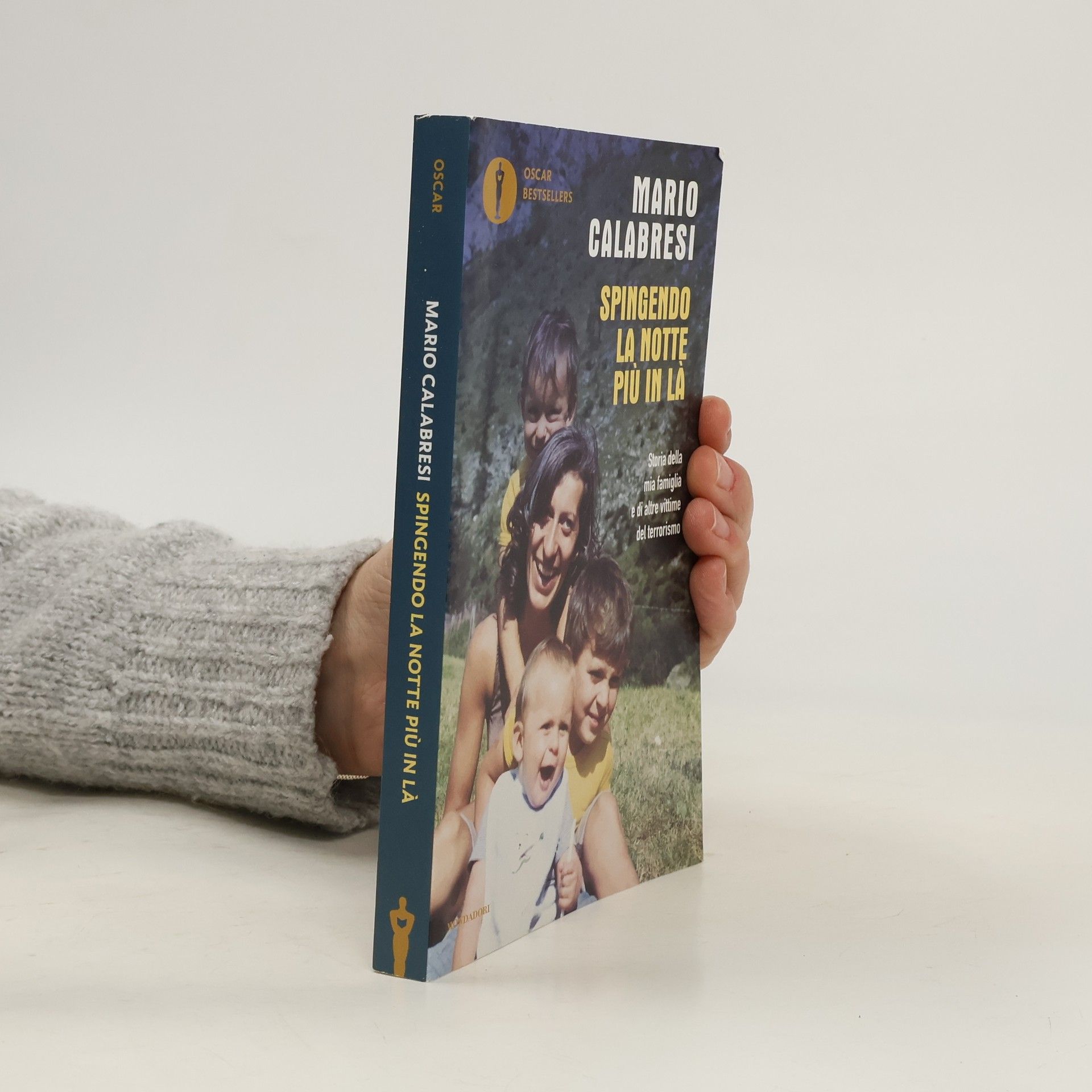 Mario Calabresi Oscar Bestsellers: Spingendo la notte più in là. Storia della mia famiglia e di altre vittime del terrorismo