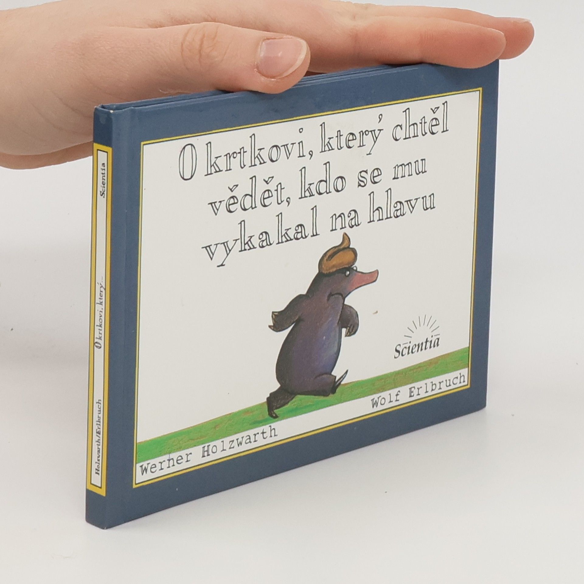 Werner Holzwarth O krtkovi, který chtěl vědět, kdo se mu vykakal na hlavu