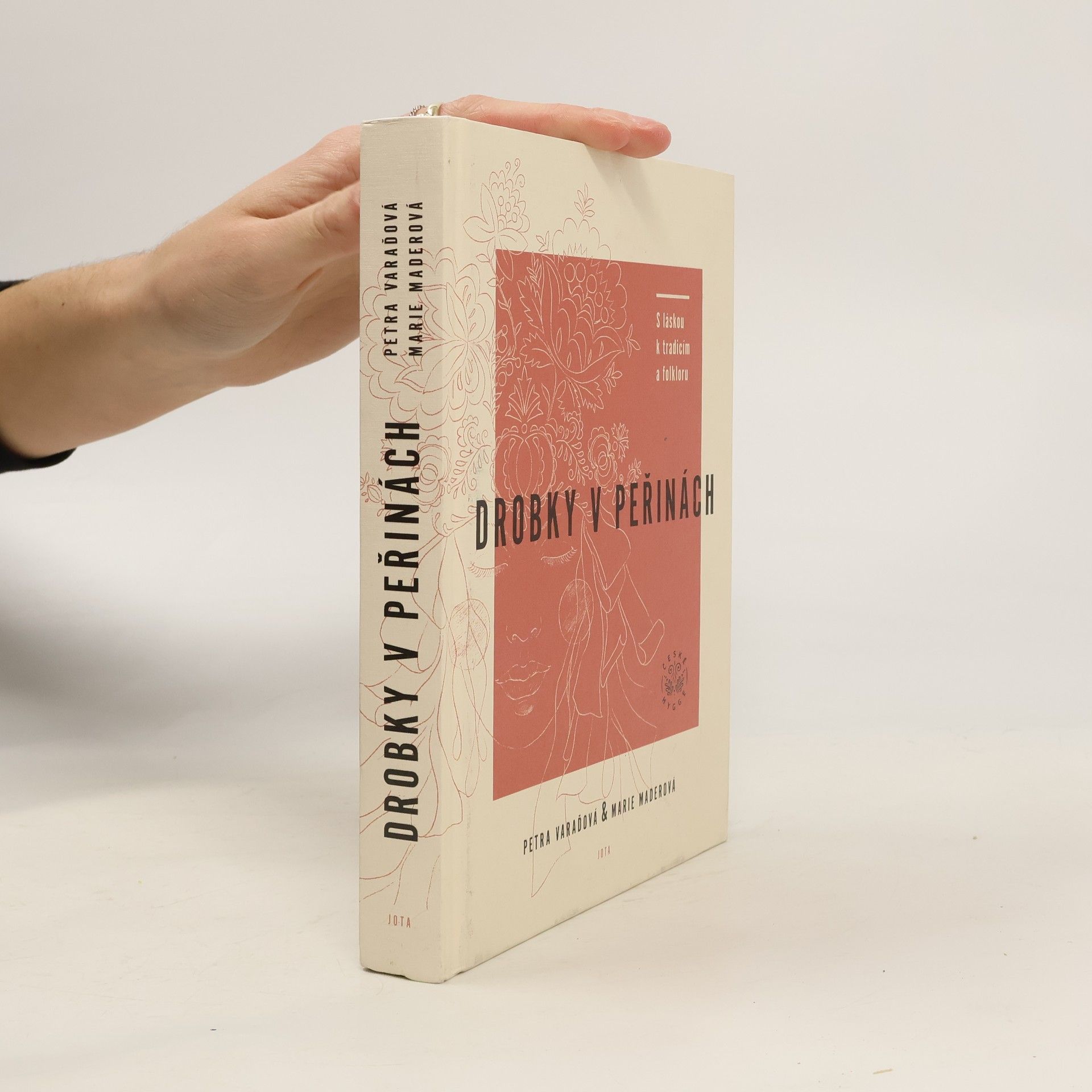 Petra Varaďová Drobky v peřinách. S láskou k tradicím a folkloru
