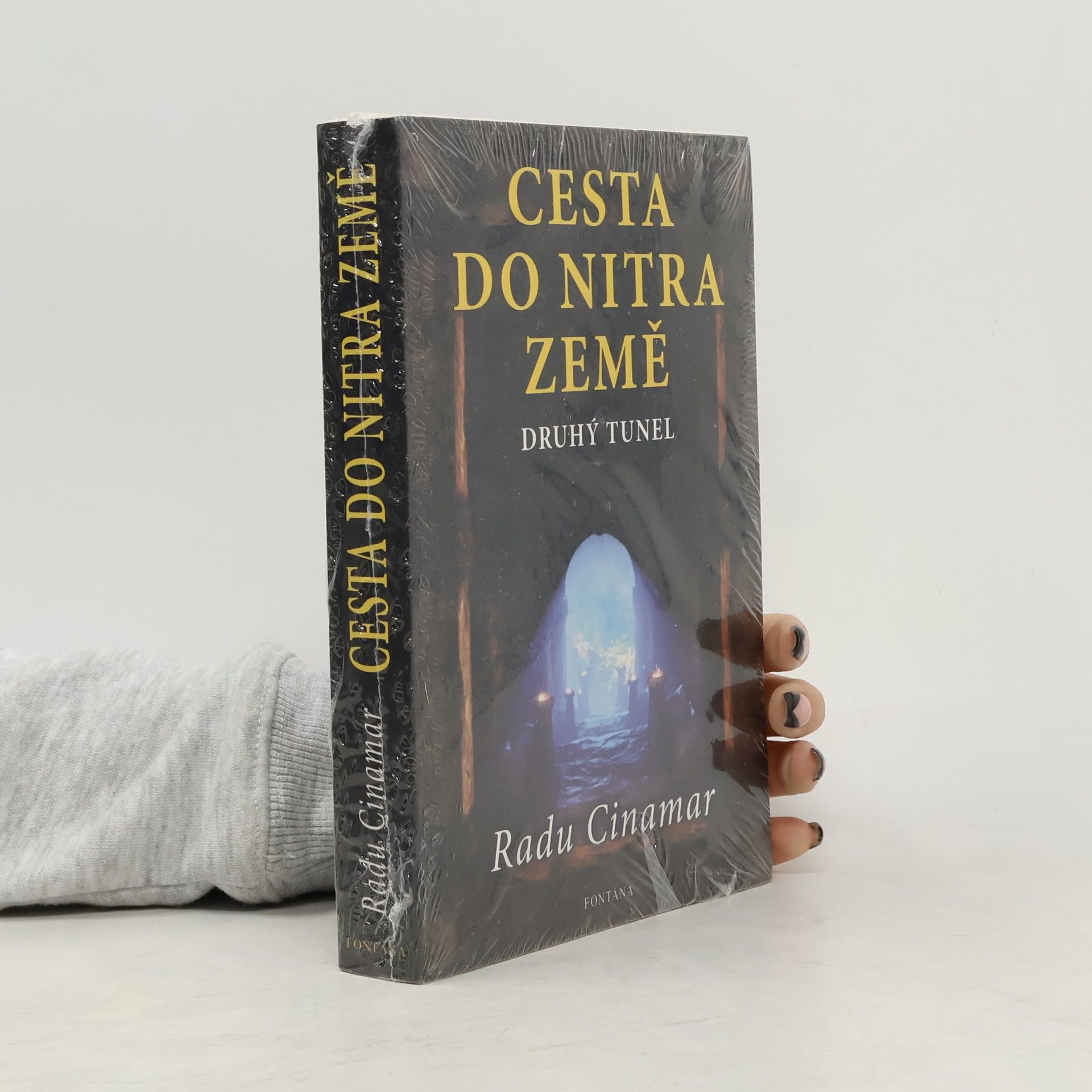 Radu Cinamar Cesta do nitra Země - druhý tunel