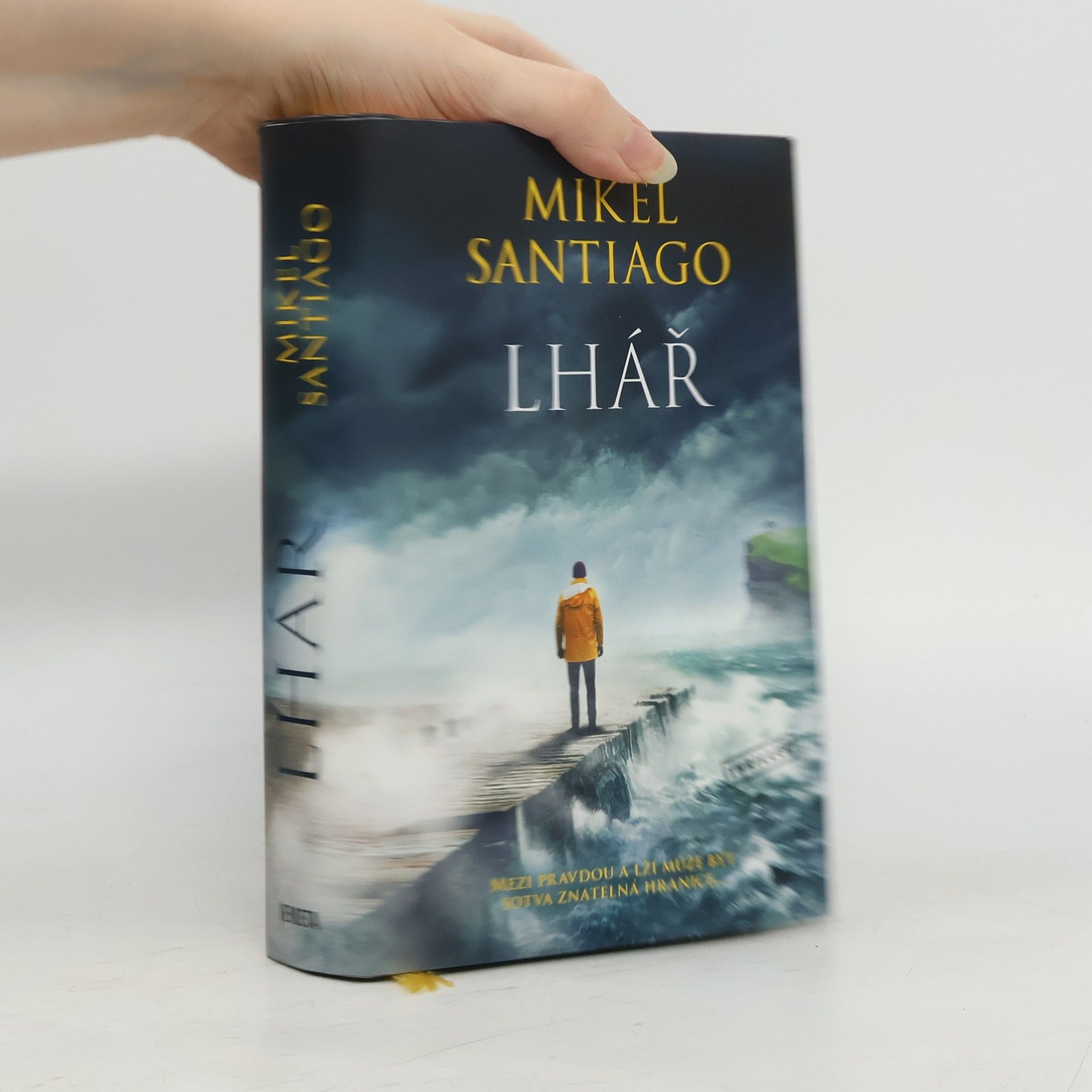 Mikel Santiago Lhář