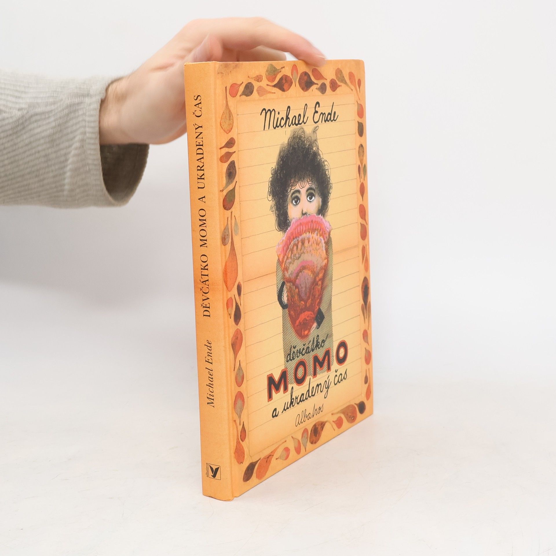 Michael Ende Děvčátko Momo a ukradený čas. Pohádkový román