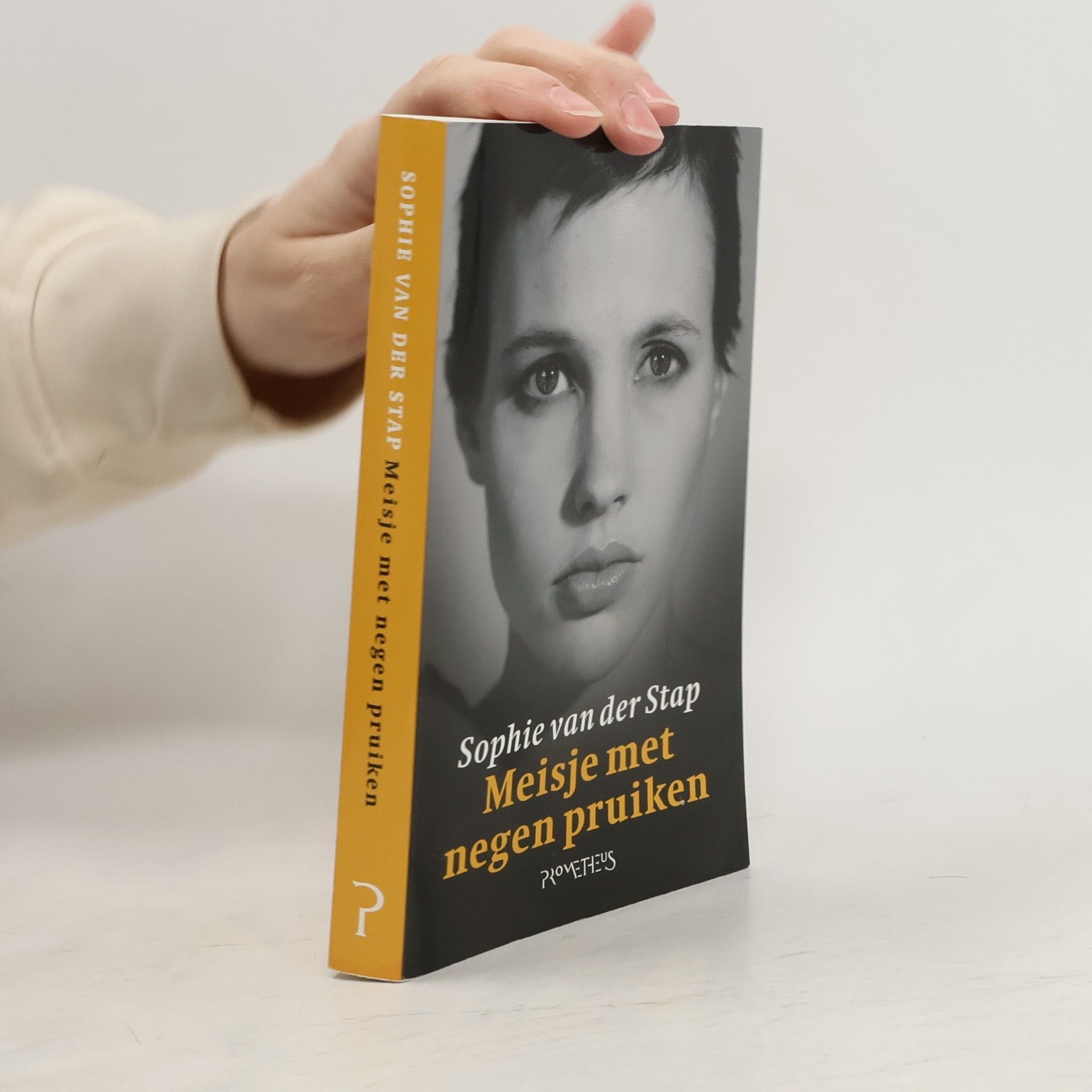 Sophie van der Stap Meisje met negen pruiken