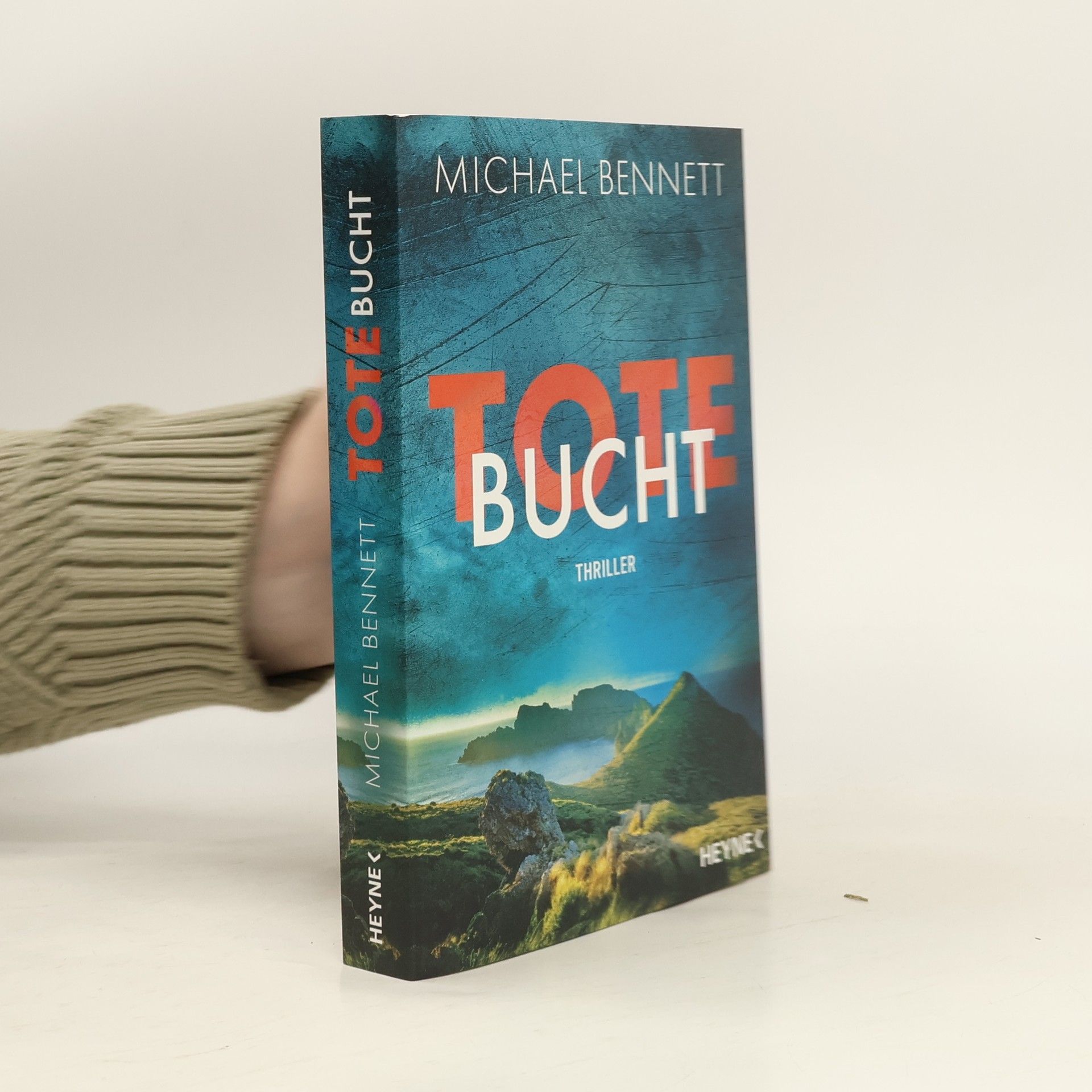 Michael Y. Bennett Tote Bucht