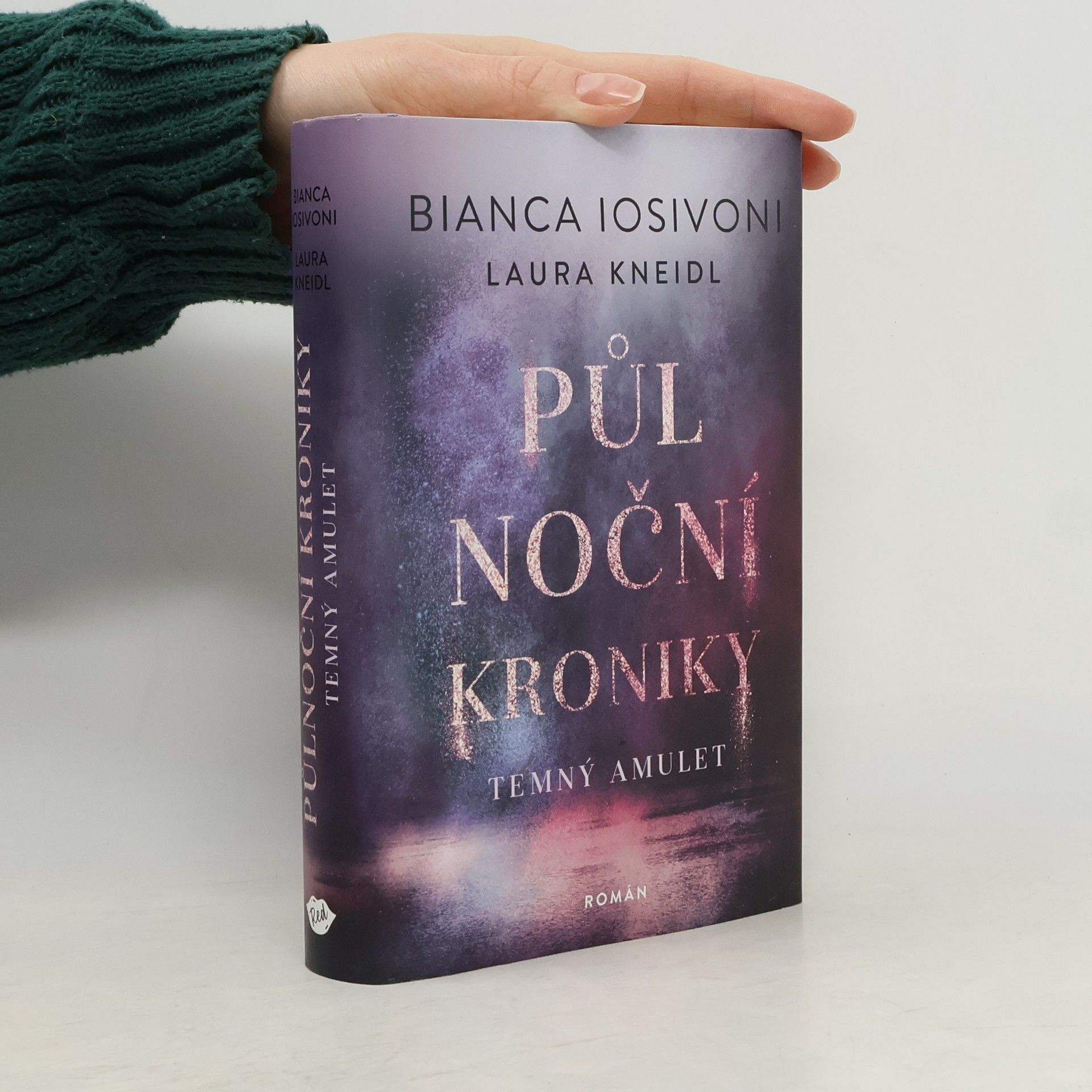 Bianca Iosivoni Půlnoční kroniky: Temný amulet.