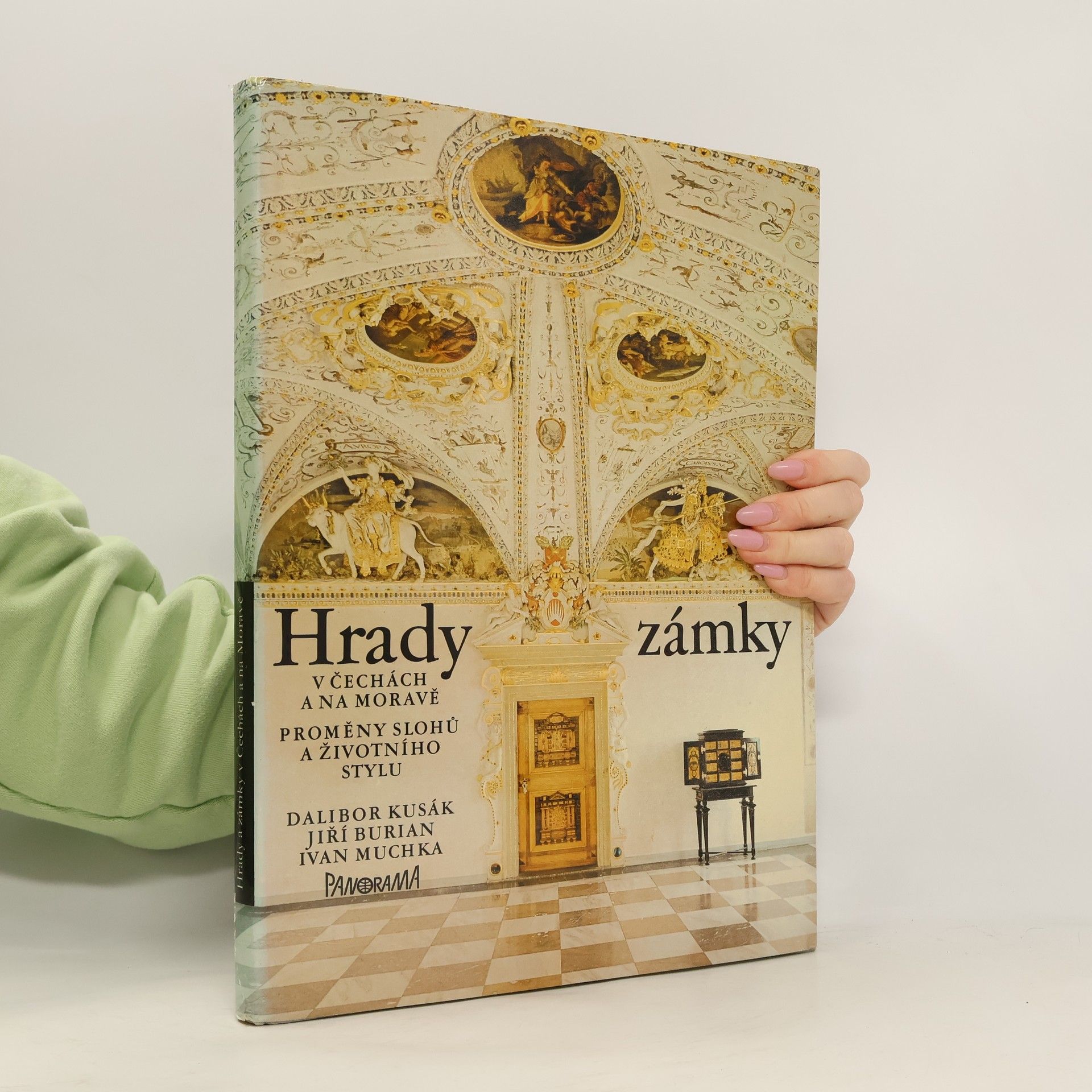 Dalibor Kusák Hrady a zámky v Čechách a na Moravě. Proměny slohů a životního stylu