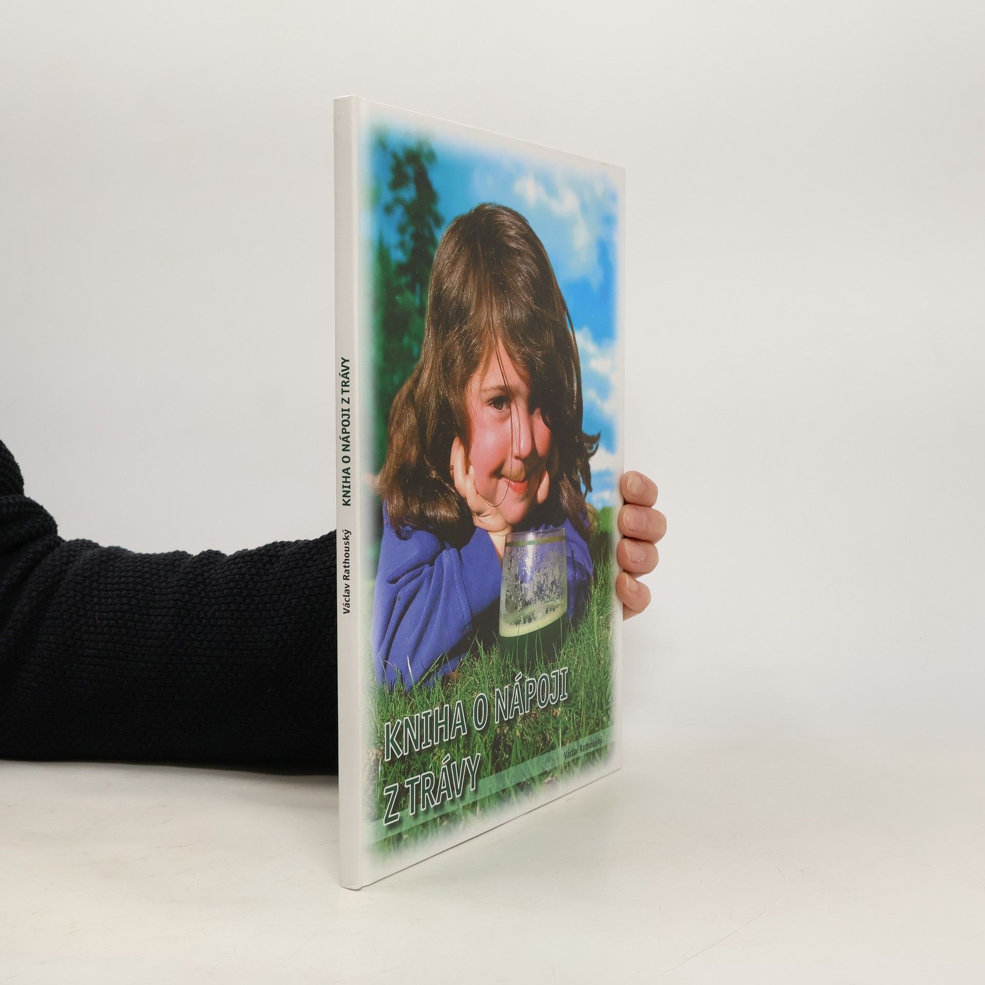 Kniha o nápoji z trávy