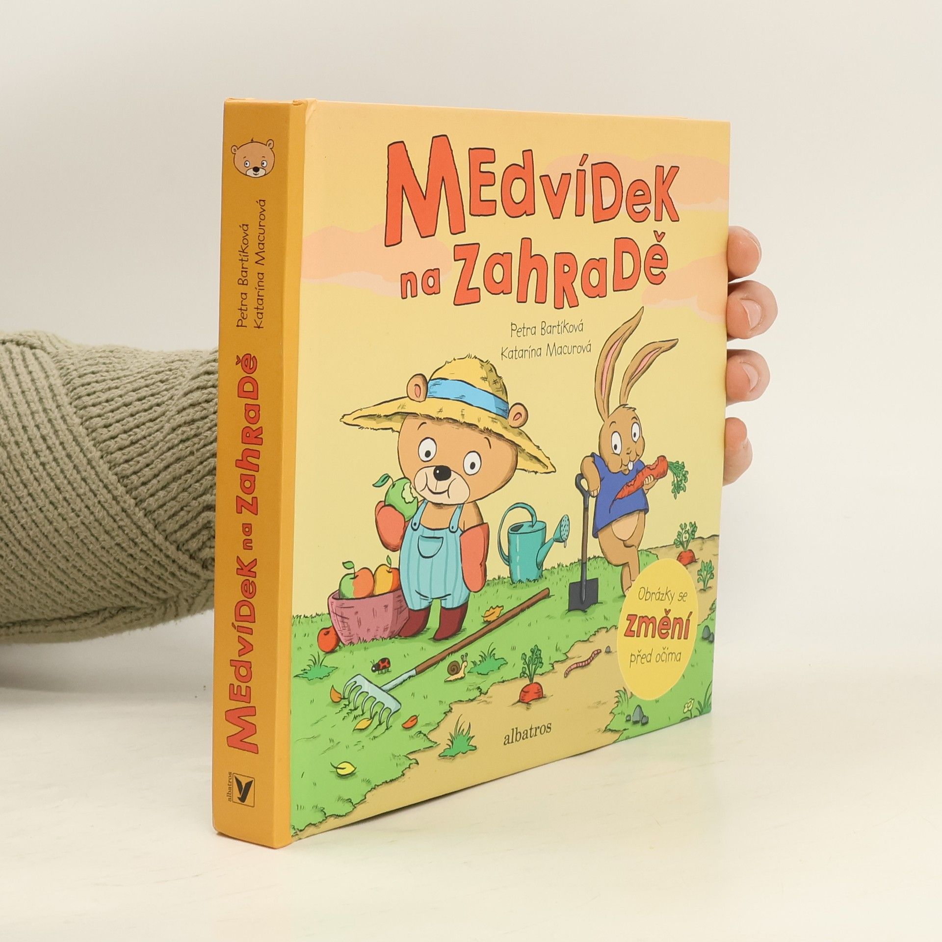 Macurová Katarína Medvídek na zahradě