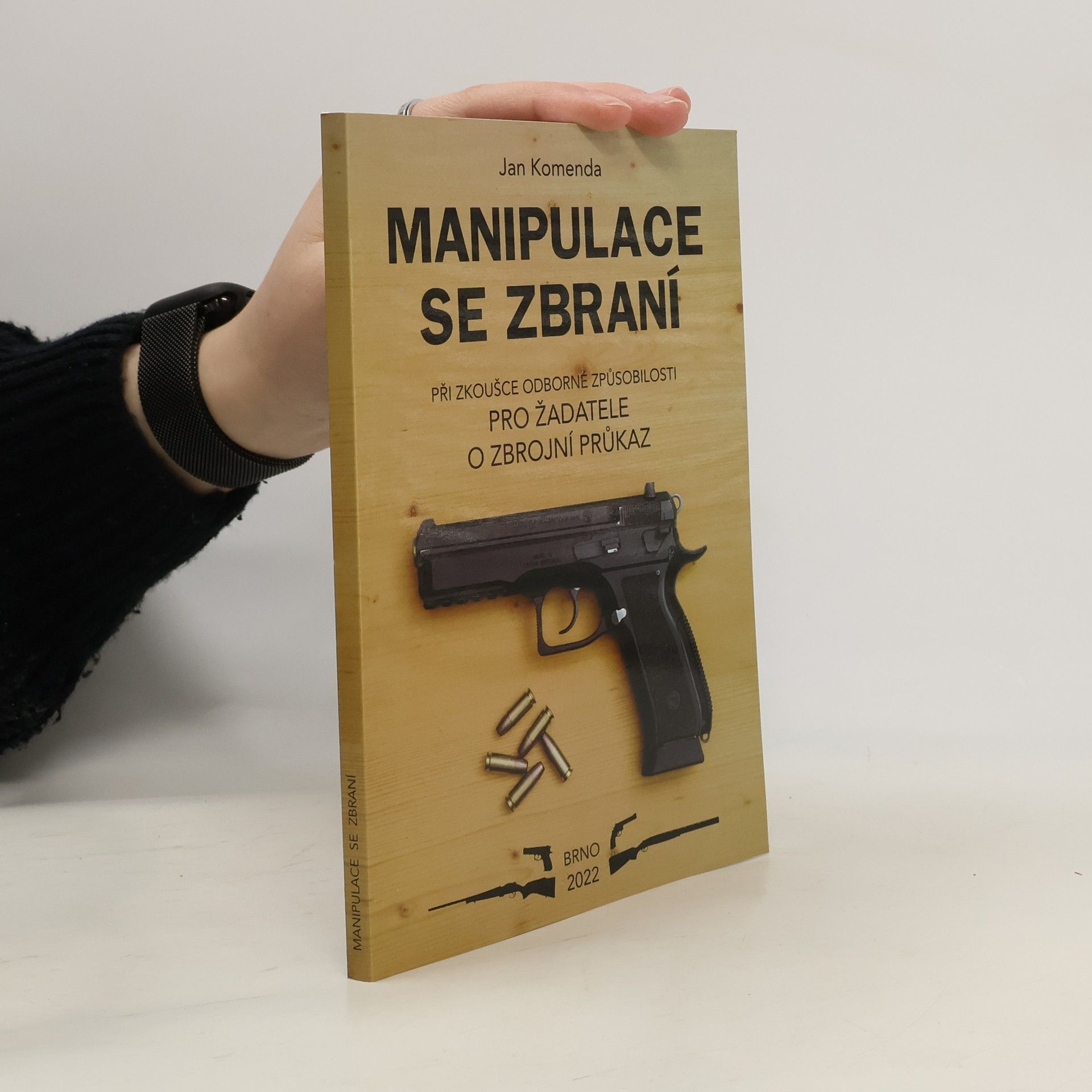 Jan Komenda Manipulace se zbraní při zkoušce odborné způsobilosti : pro žadatele o zbrojní průkaz