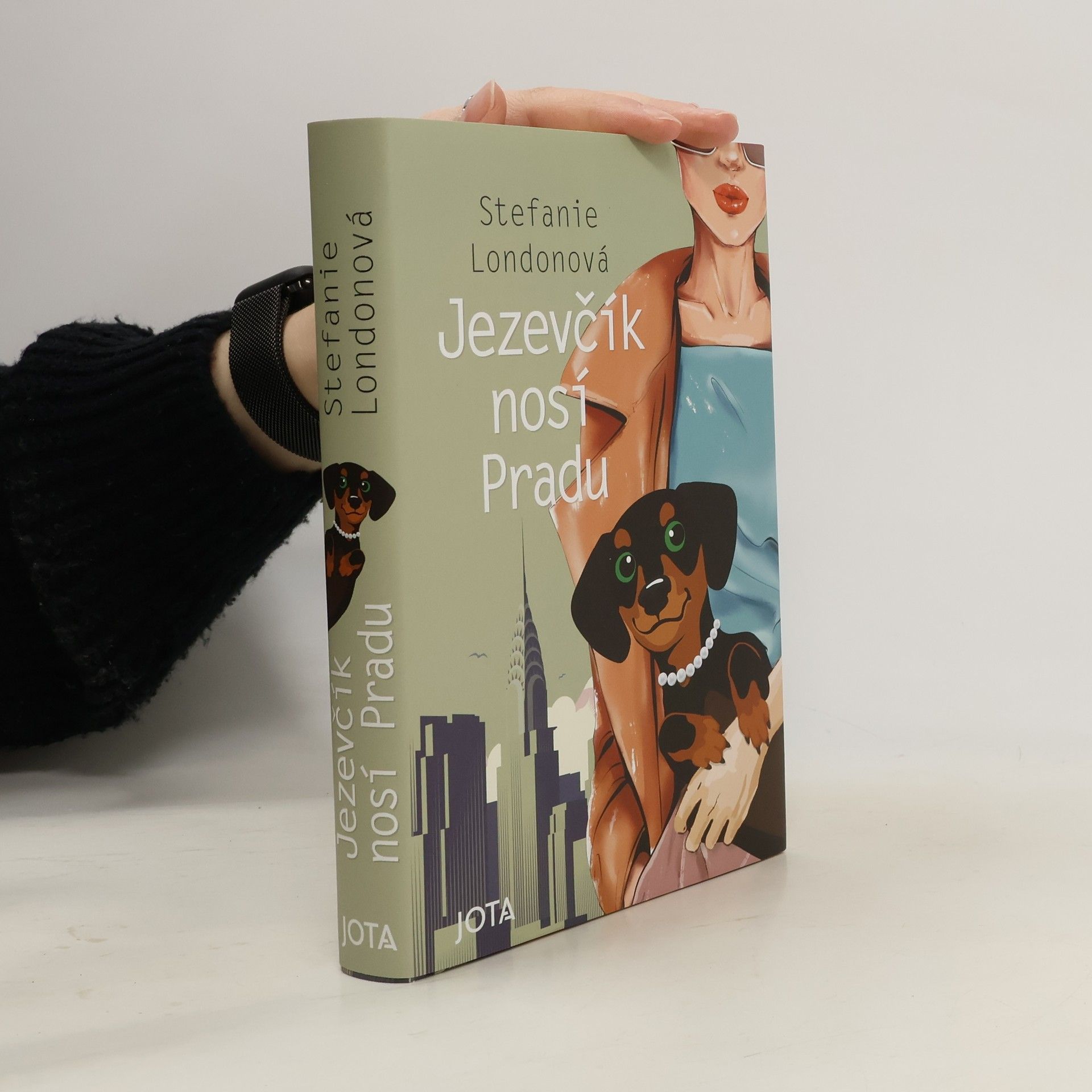 Stefanie London Jezevčík nosí Pradu