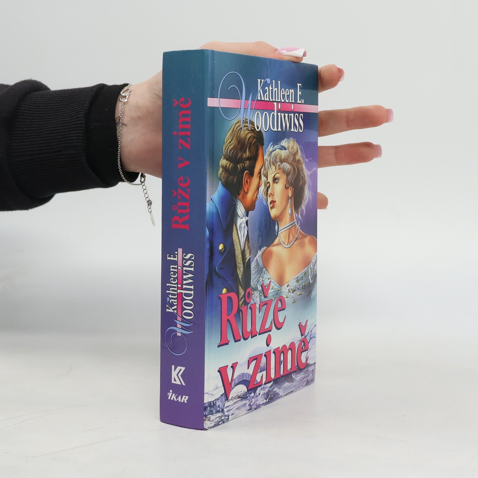 Kathleen E. Woodiwiss Růže v zimě