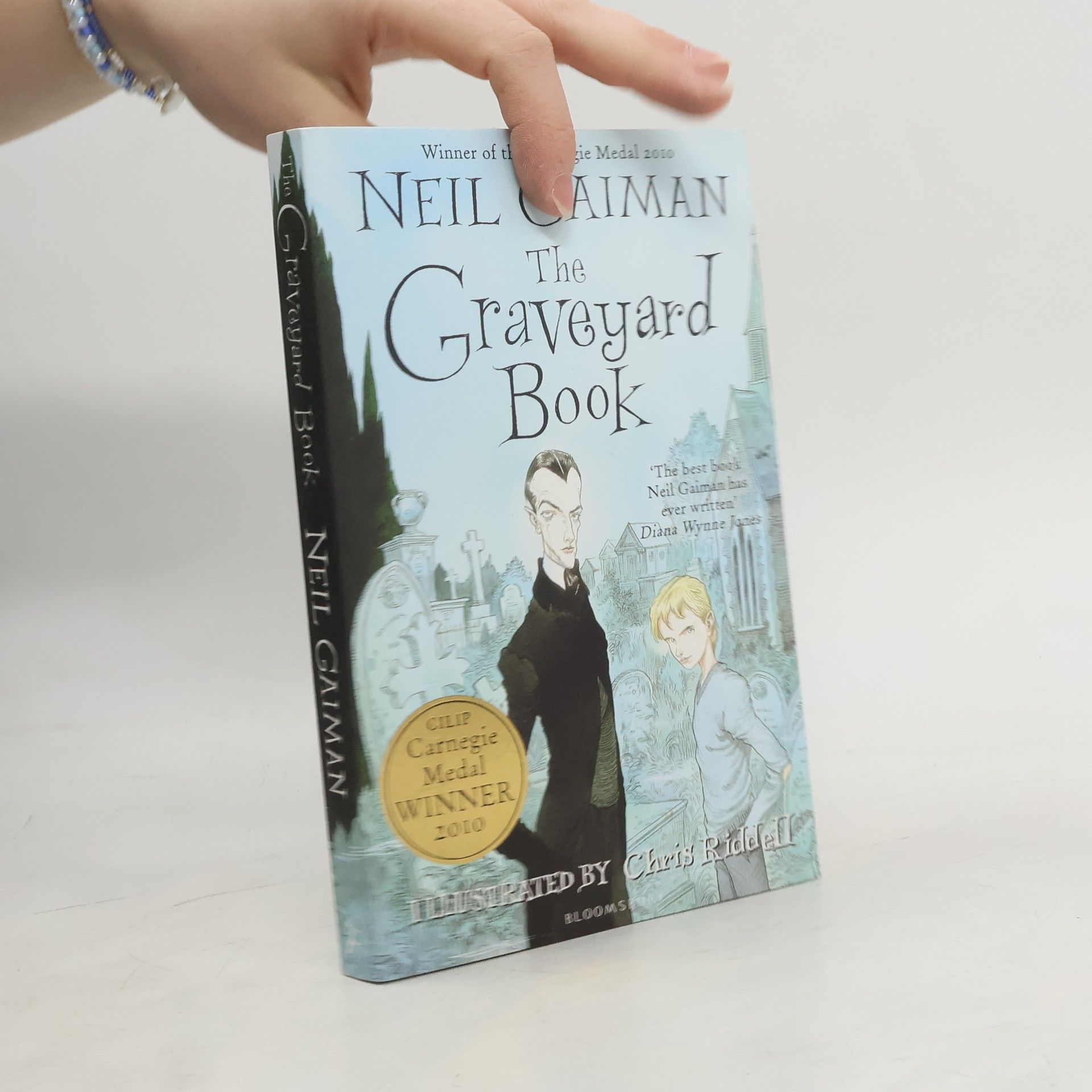 Neil Gaiman The graveyard book