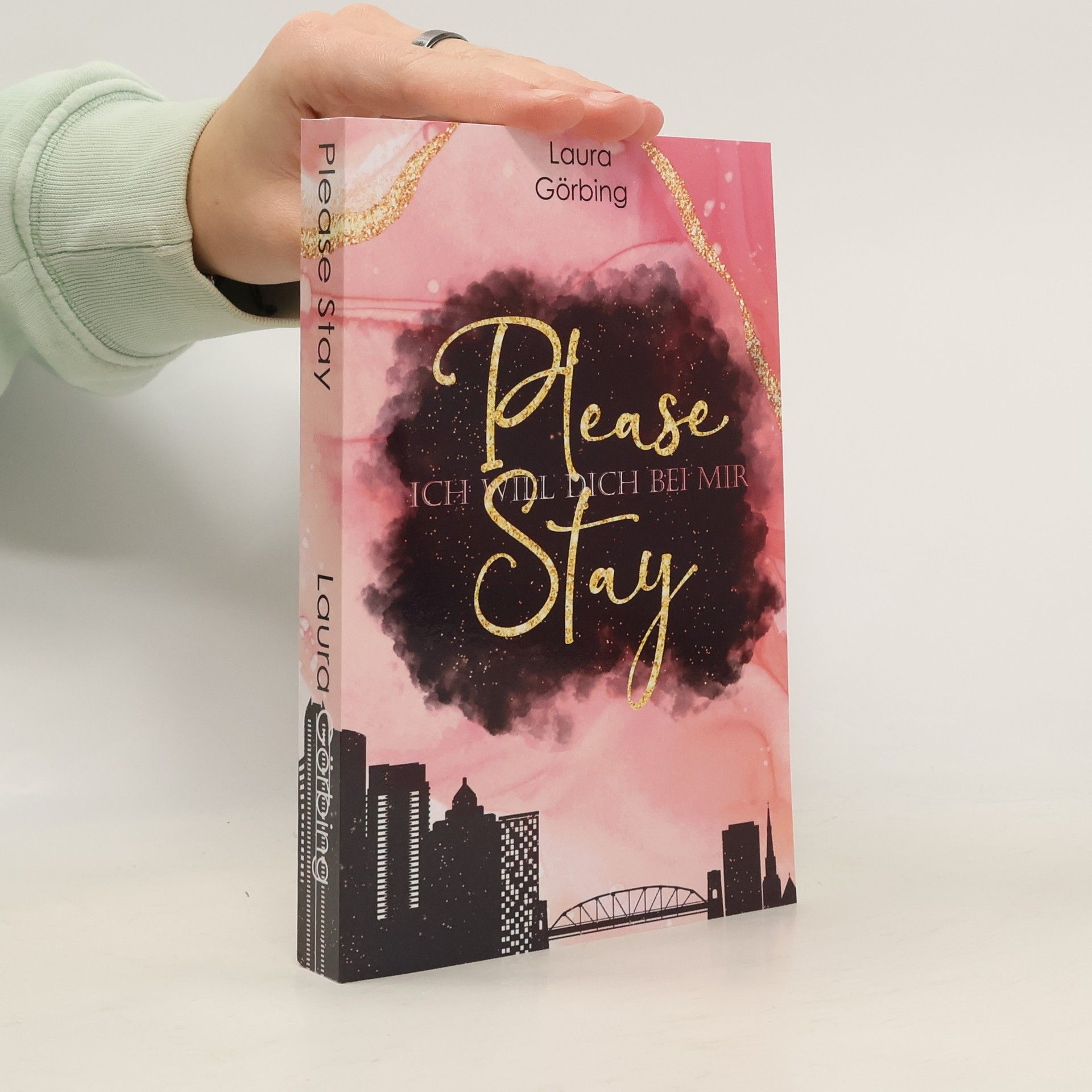 Laura Görbing Please Stay