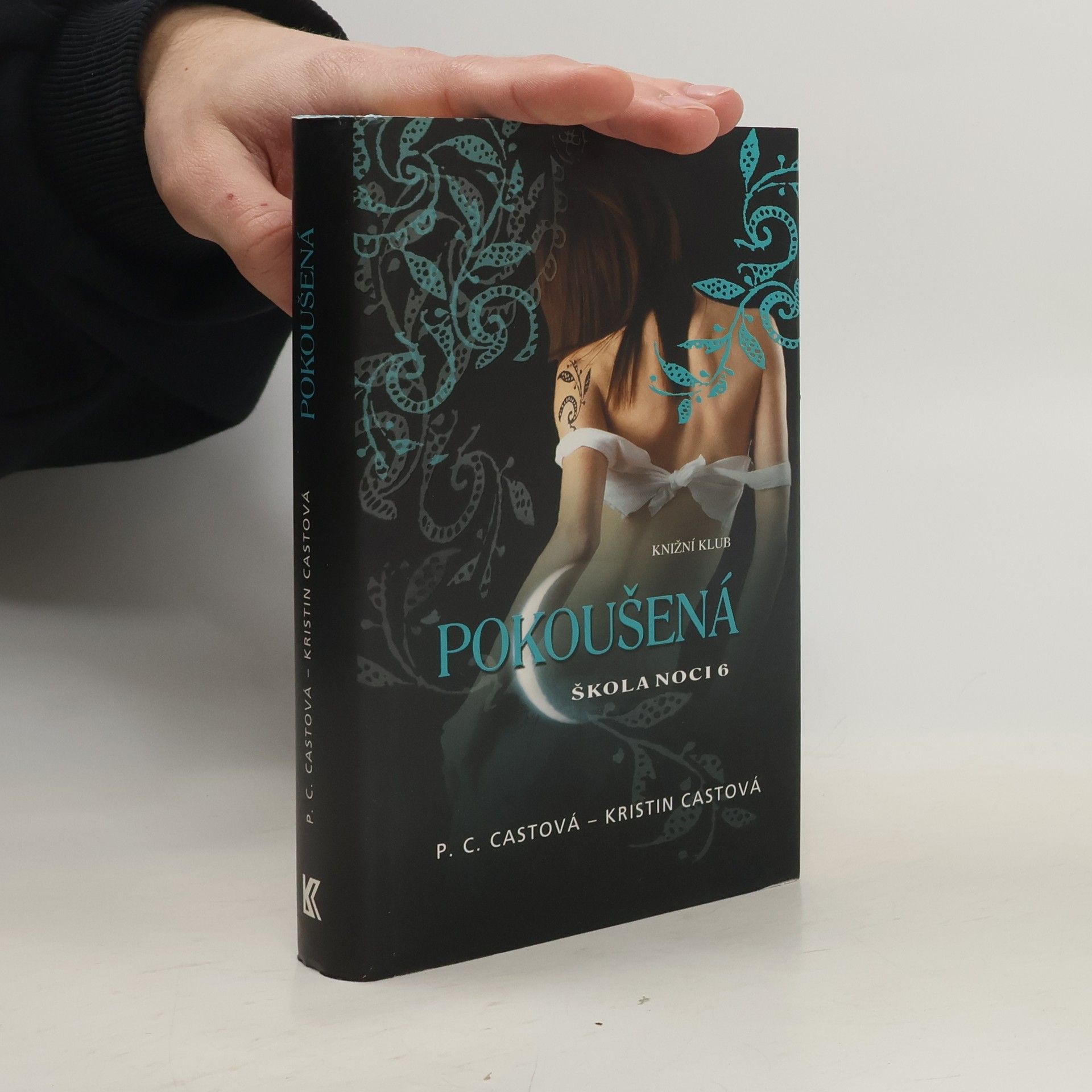 Phyllis Christine Cast Škola noci. 6, Pokoušená