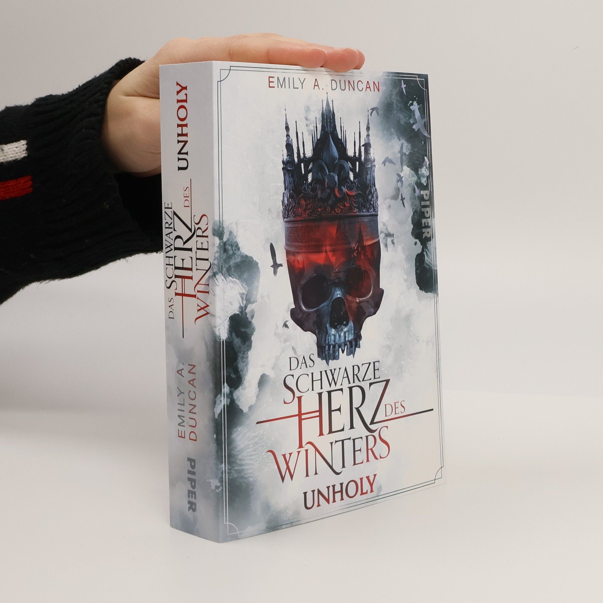 Emily A. Duncan Das schwarze Herz des Winters. Unholy