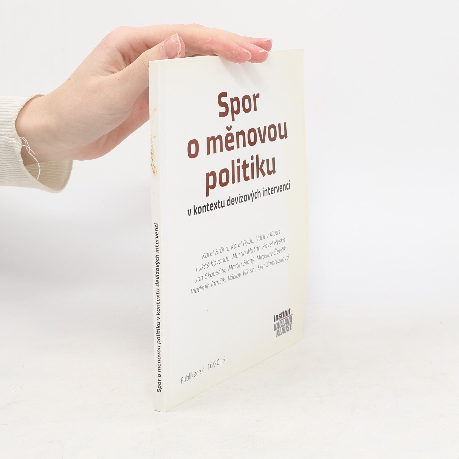 Auteurscollectief Spor o měnovou politiku v kontextu devizových intervencí