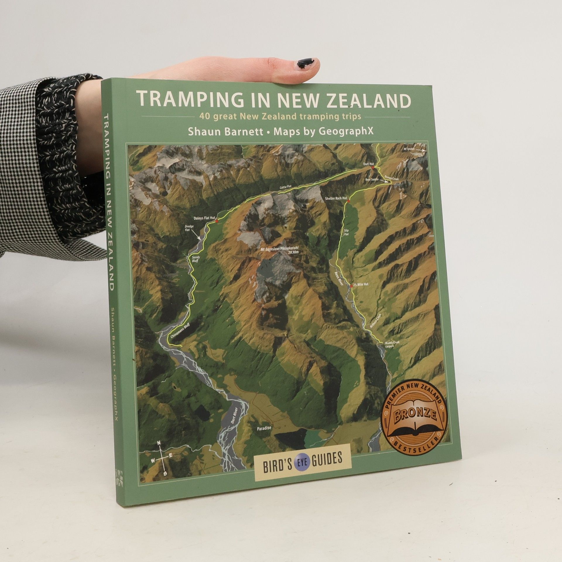 Shaun Barnett Bird's Eye Guides: Tramping in New Zealand