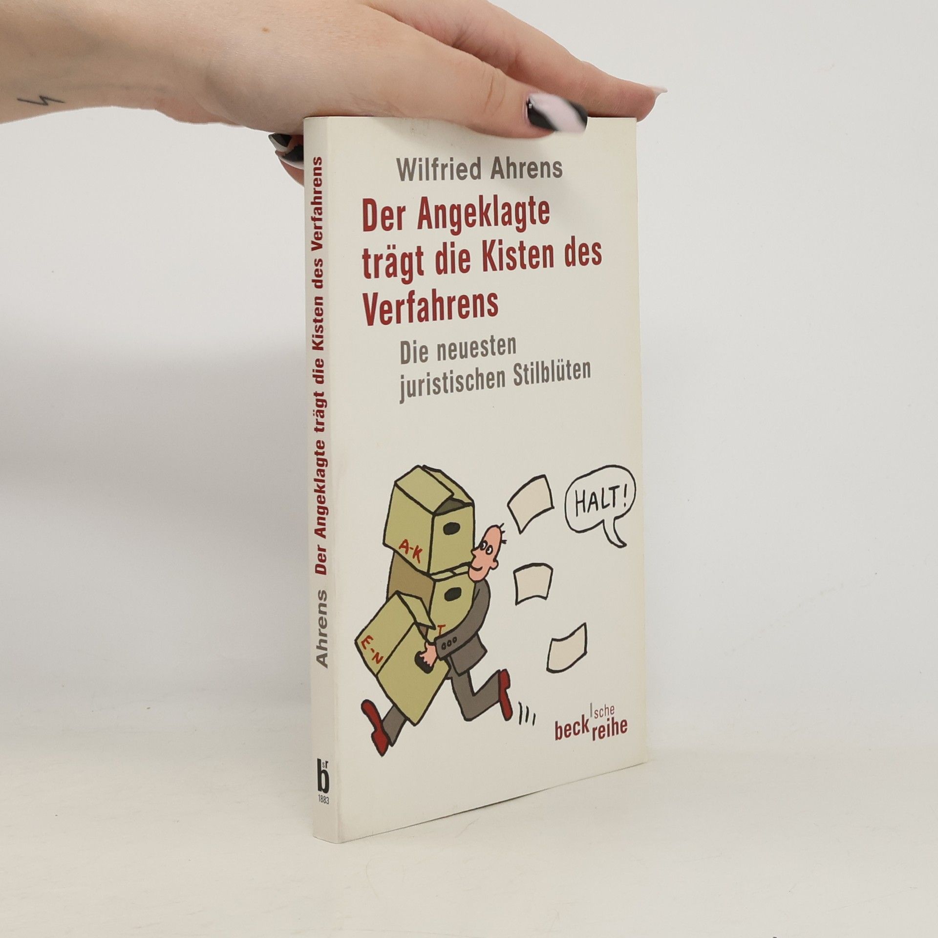 Der Angeklagte trägt die Kisten des Verfahrens