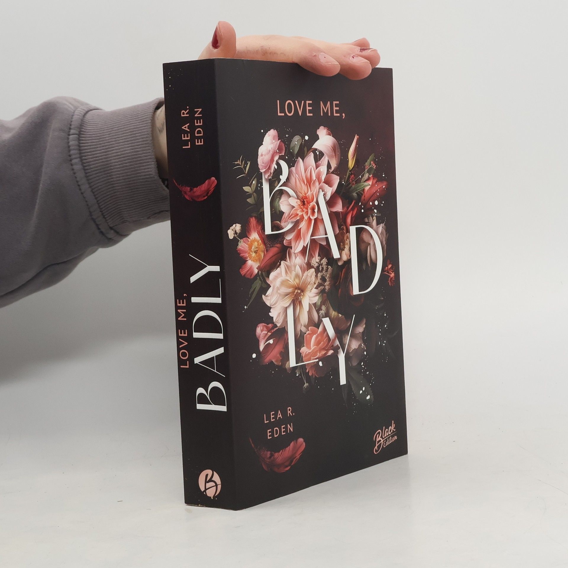 Lea R. Eden Love Me, Badly