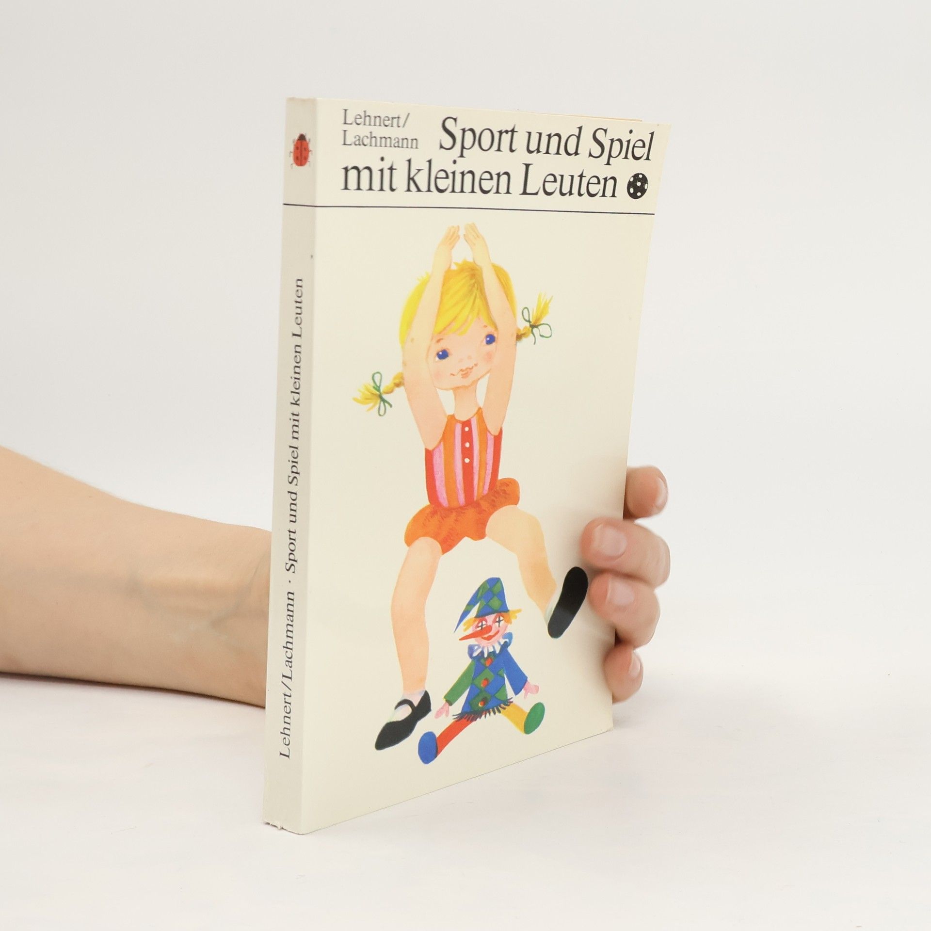 Sport und Spiel mit kleinen Leuten