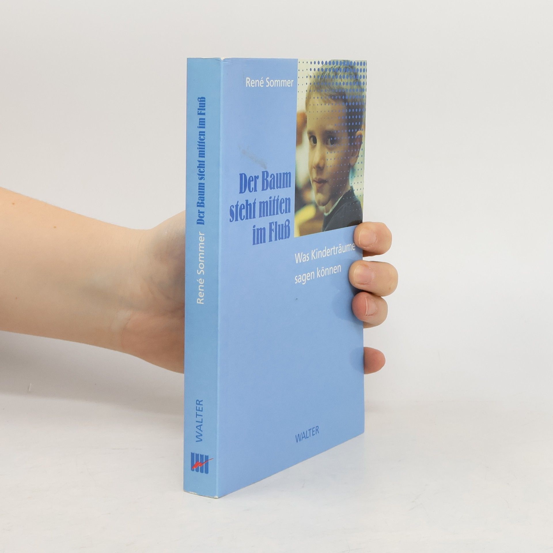 Der Baum steht mitten im Fluß